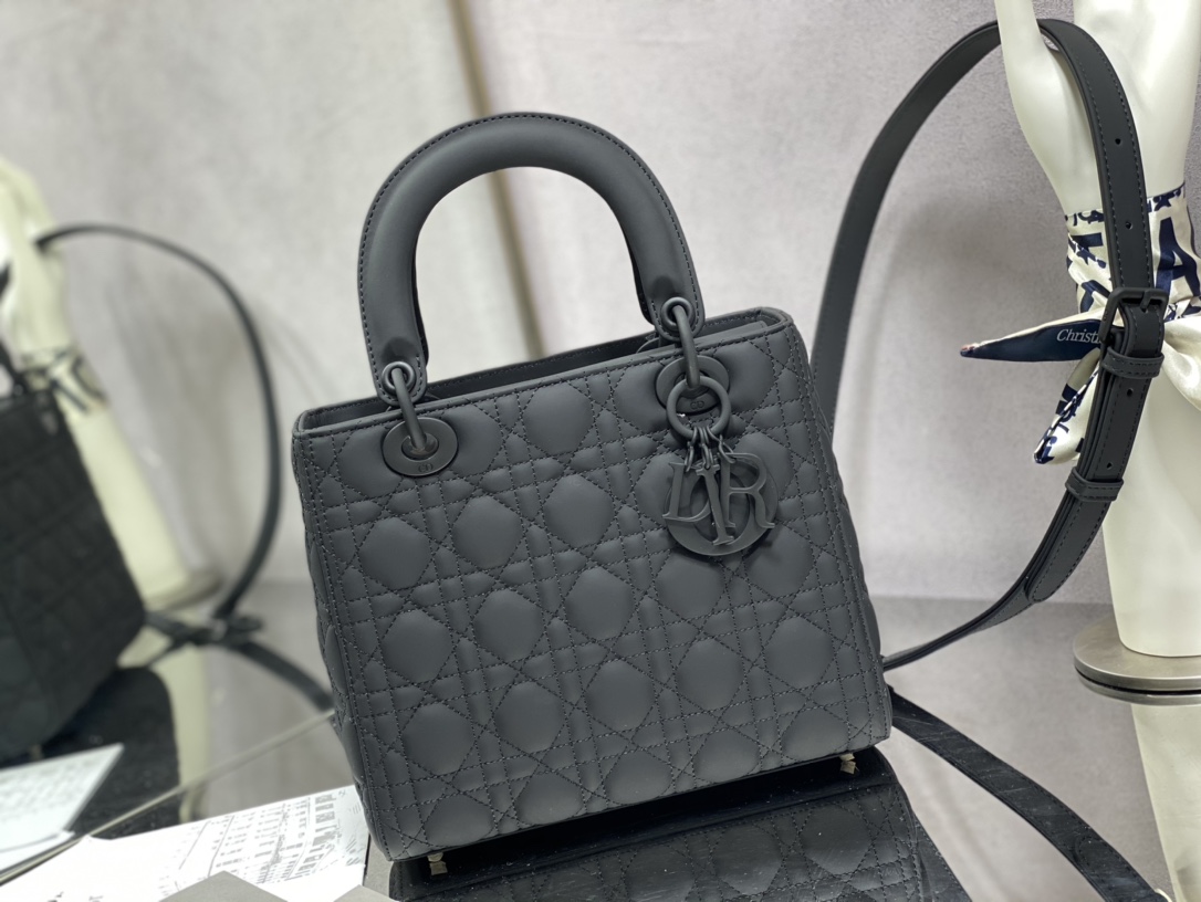 Handbag Dior size 24 cm - vstockx