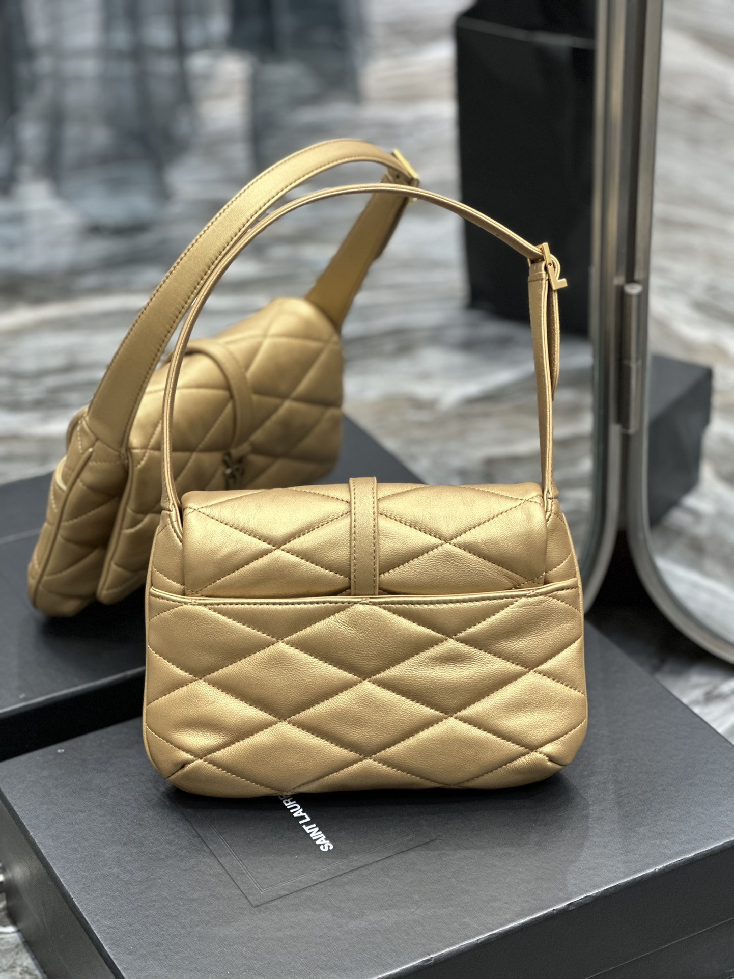 Handbags SAINT LAURENT 698567 size 24  18  5.5 cm - vstockx