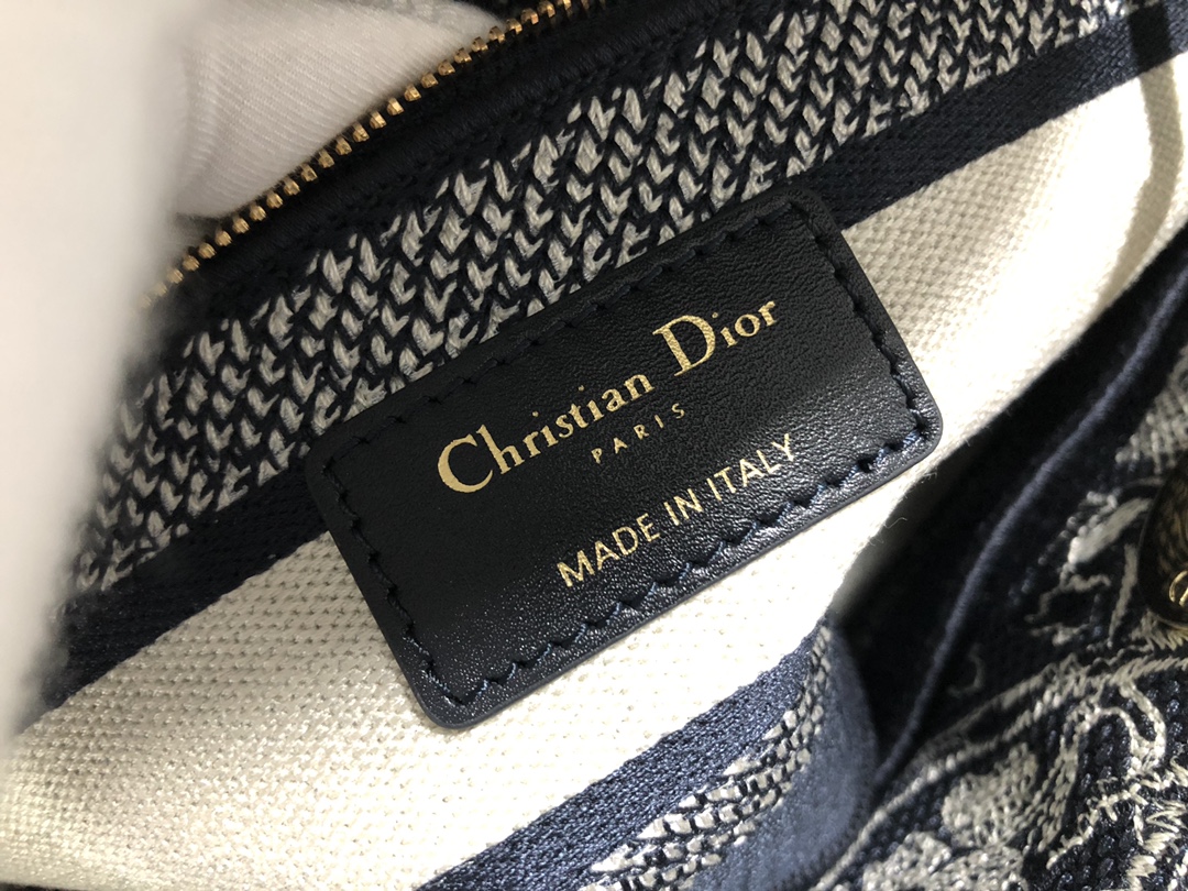 Handbag Dior M0565 size 24 x 20 x 11 cm - vstockx