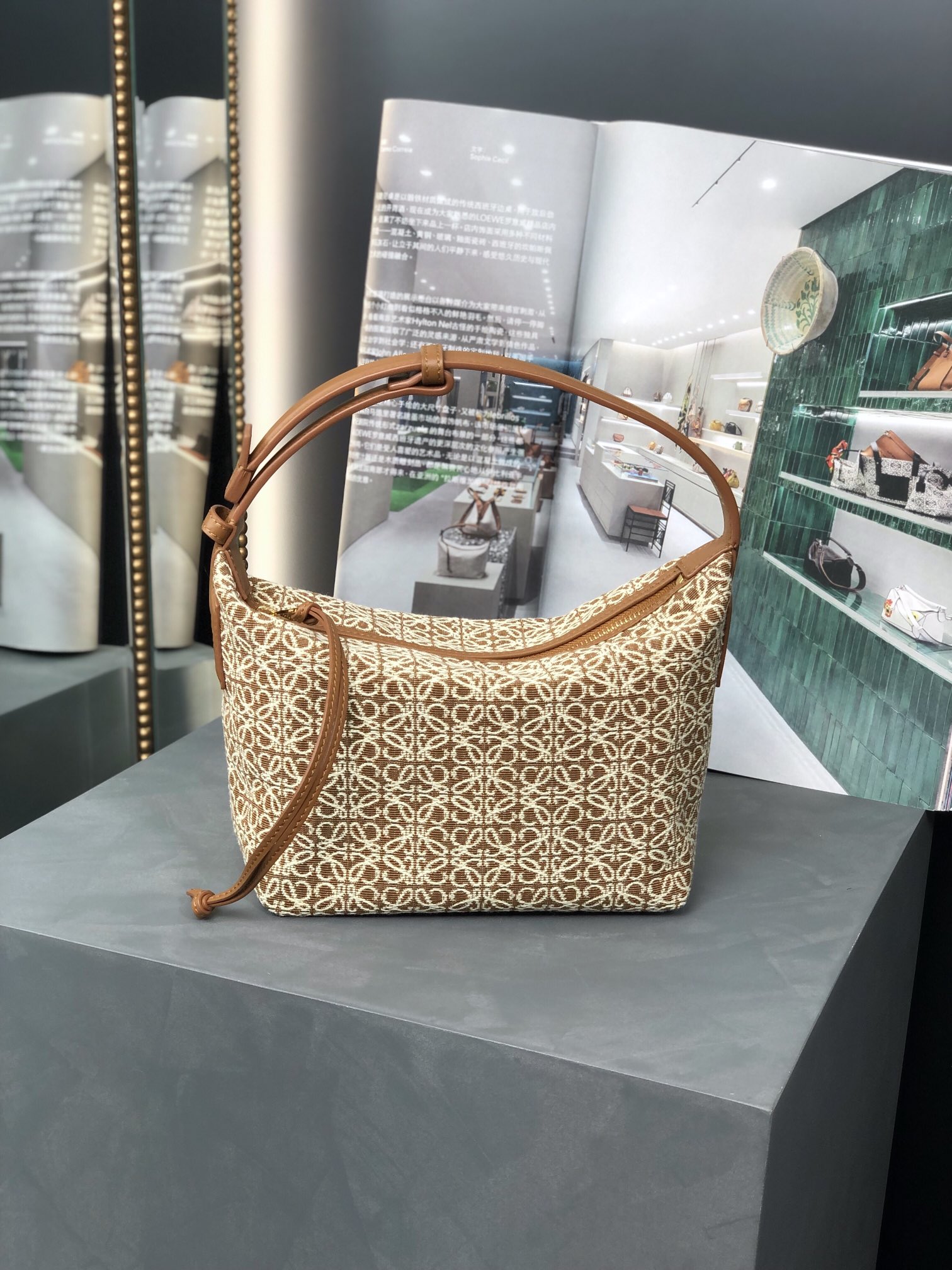 Handbags LOEWE  size:21-12-17 cm - vstockx