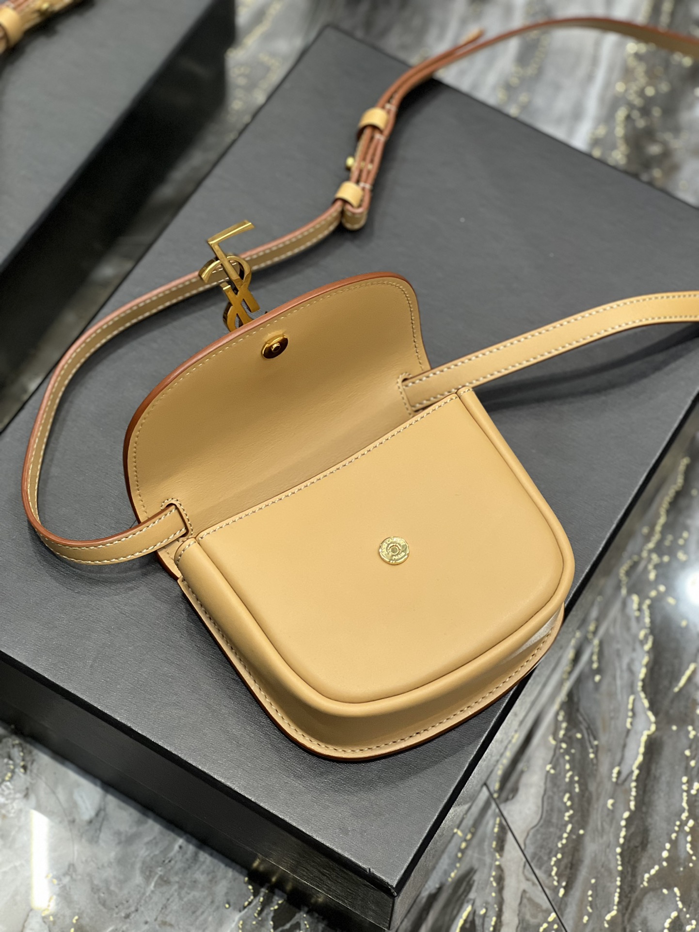 Handbags SAINT LAURENT 623097 size 15x14x4.5 cm - vstockx