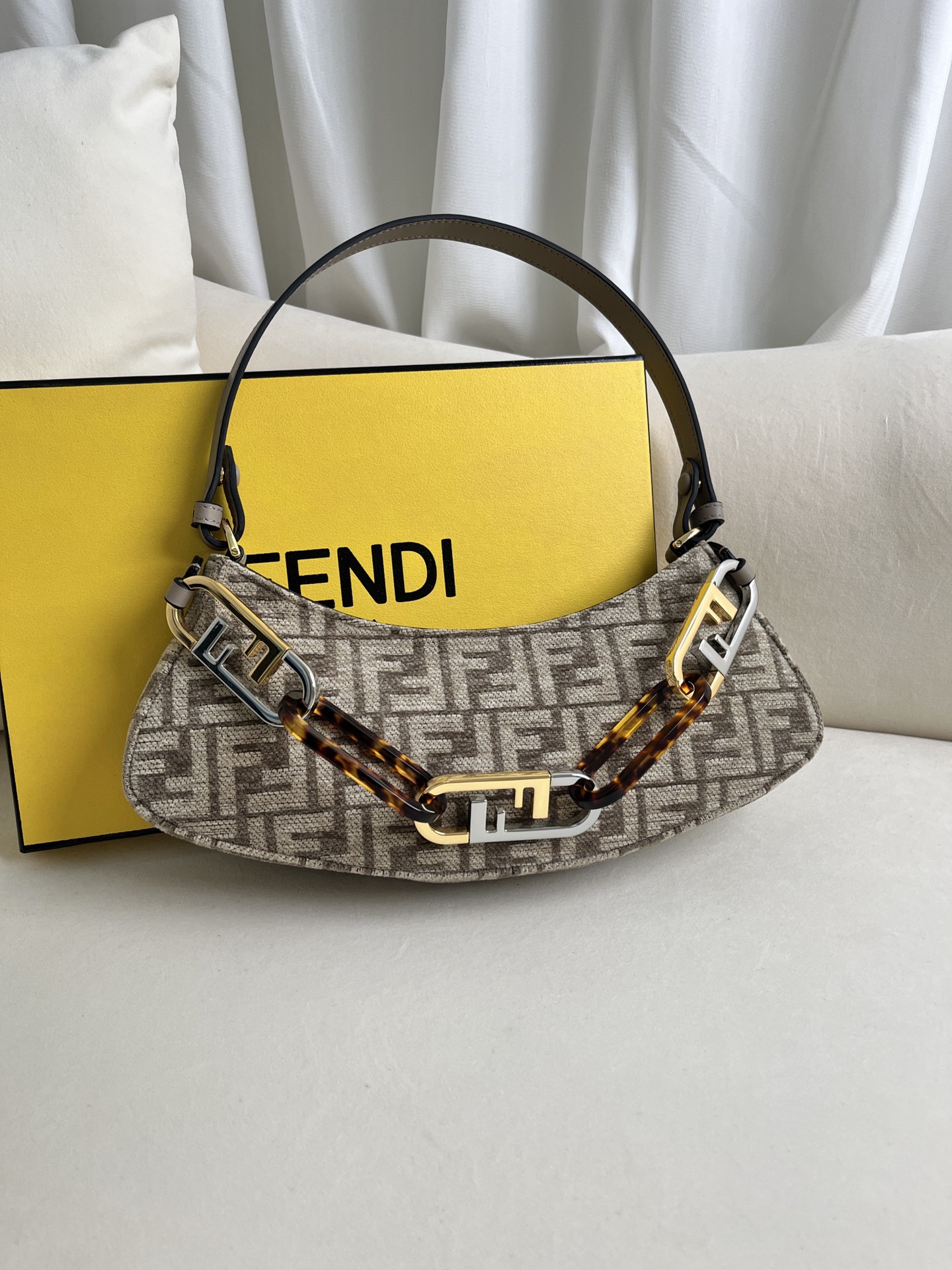 handbags FENDI 225 size:32*11*5cm - vstockx