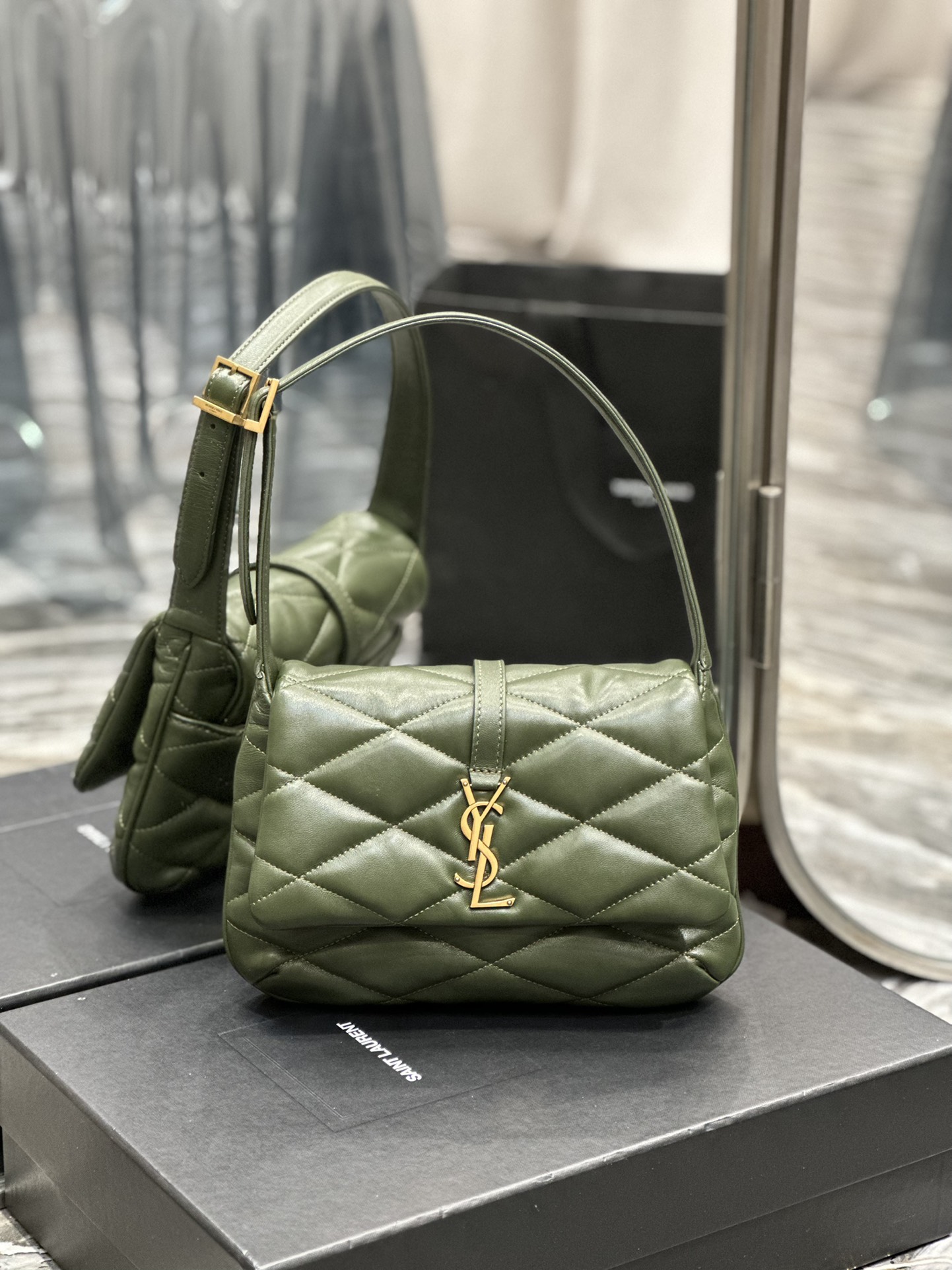 Handbags SAINT LAURENT 698567 size 24  18  5.5 cm - vstockx