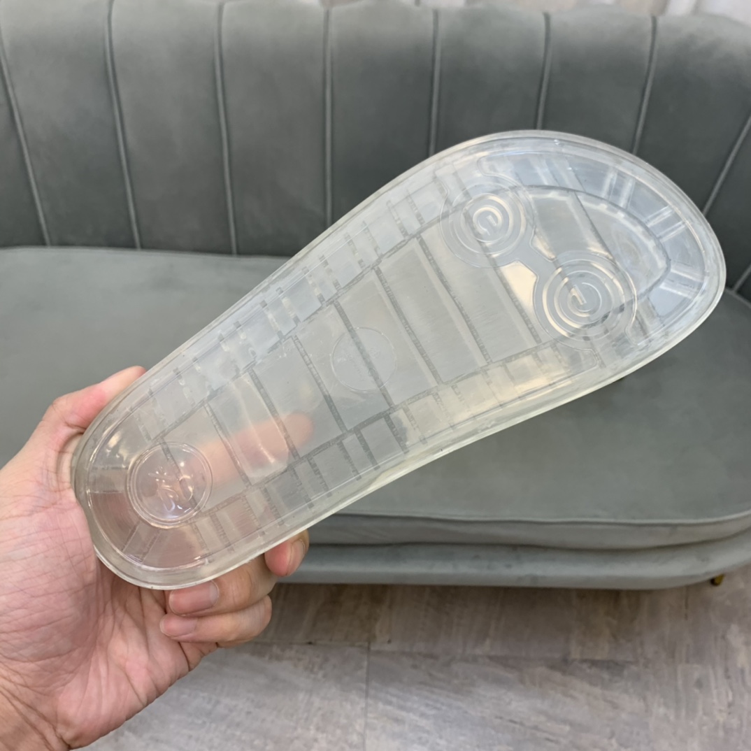 Gucci Slippers 3 - vstockx