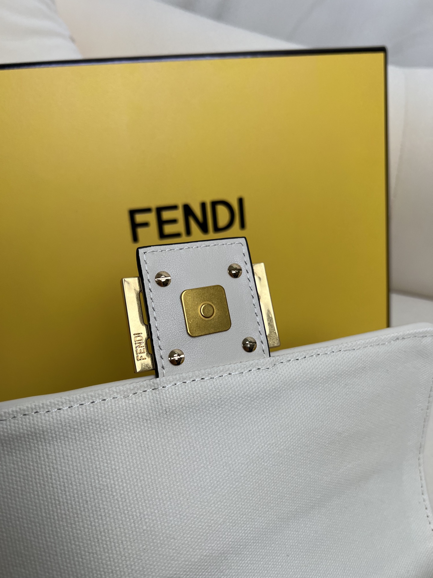 handbags FENDI Baguette size:26*6.5*13.5cm - vstockx