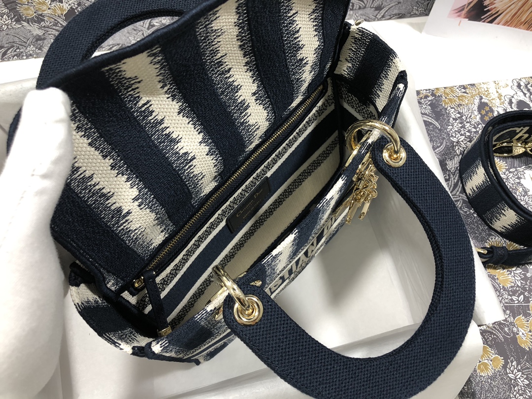 Handbag Dior M0565 size 24 x 20 x 11 cm - vstockx