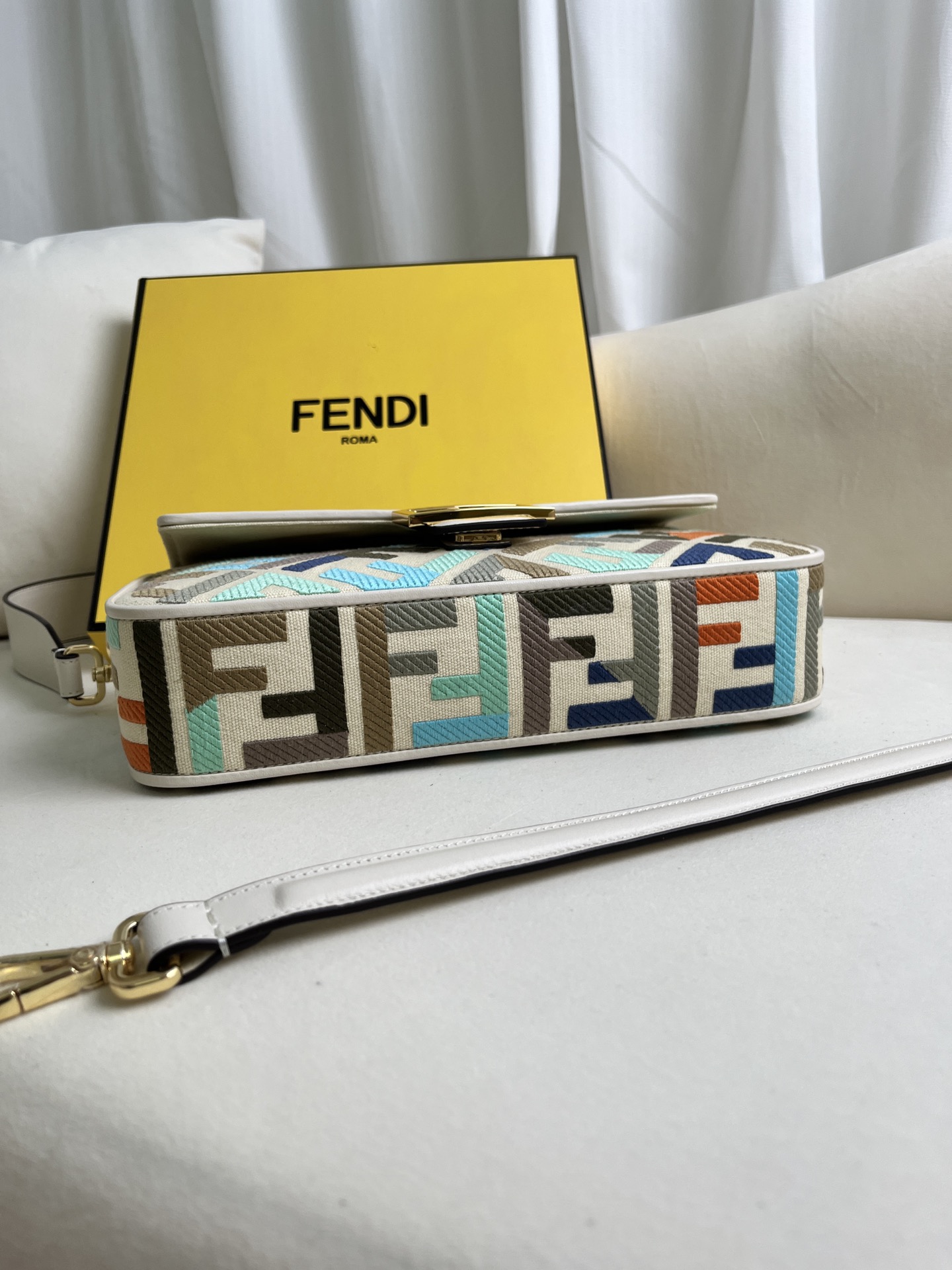 handbags FENDI 0159 size:26*5*15cm - vstockx