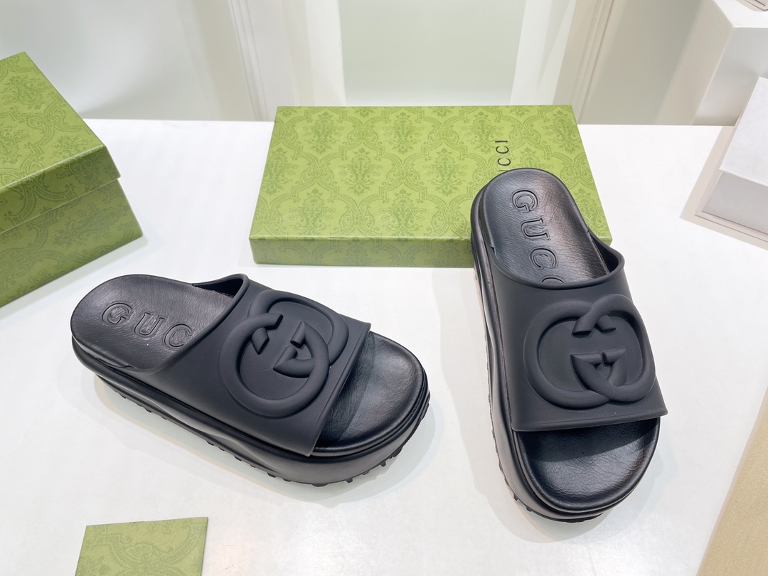 Gucci Women's slide sandal with Interlocking G WOMEN 5 - vstockx