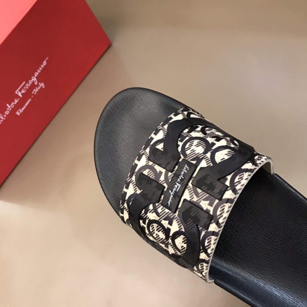 Salvatore Ferragamo Groove Slides 4 - vstockx