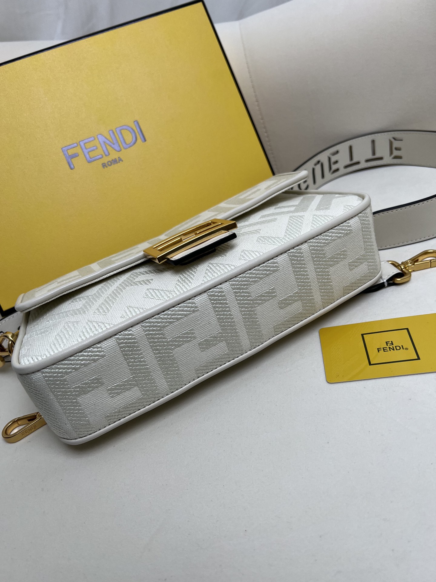 handbags FENDI Baguette size:26*6.5*13.5cm - vstockx