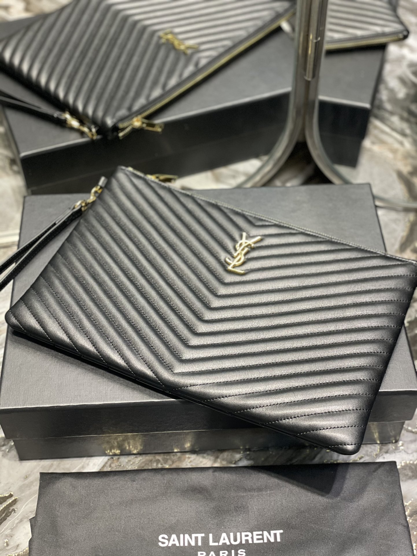 Handbags SAINT LAURENT 440222 size 36x24.5x2.5 cm - vstockx