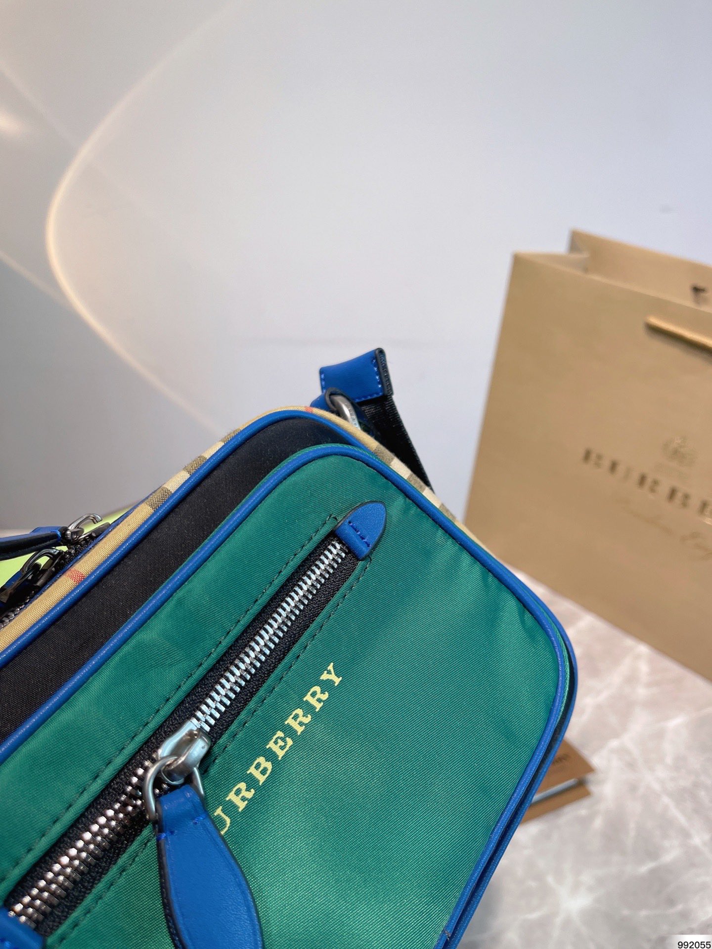 Burberry   ͱ      ෲͬ               ճ     21cm X14cm - vstockx