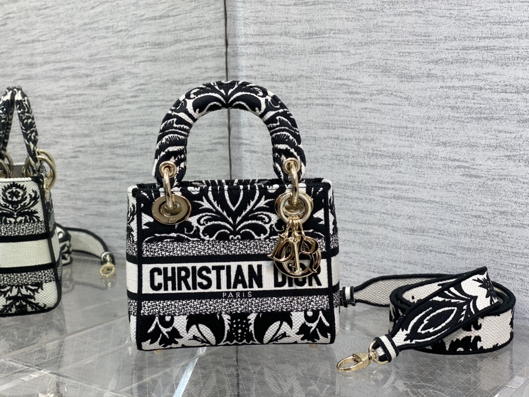 Handbag Dior size 17*7*15 cm - vstockx