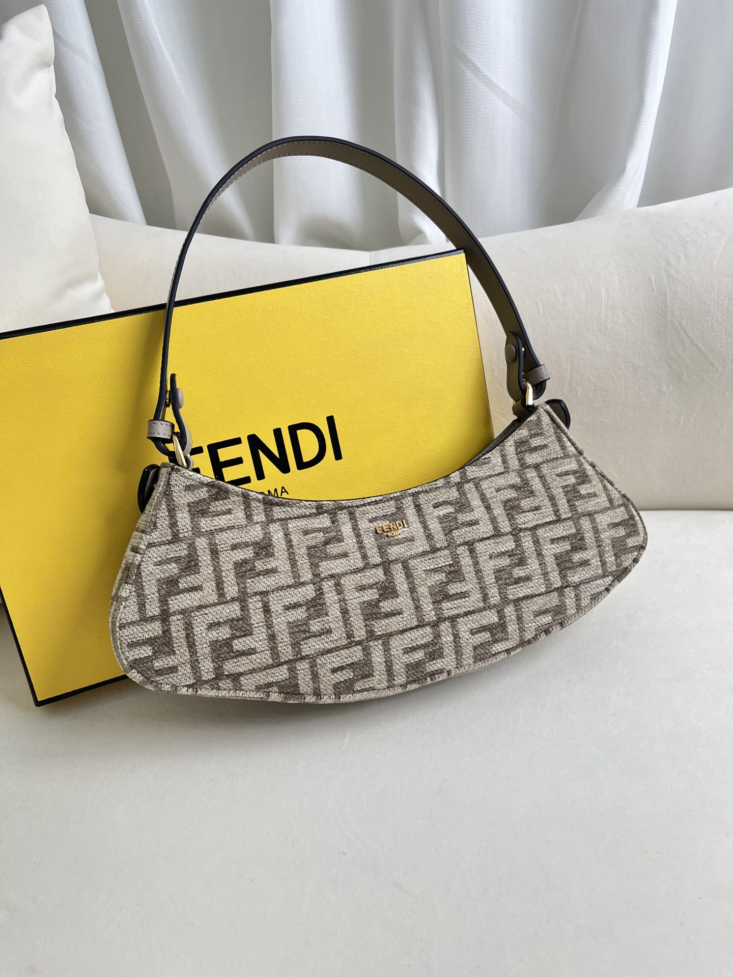 handbags FENDI 225 size:32*11*5cm - vstockx