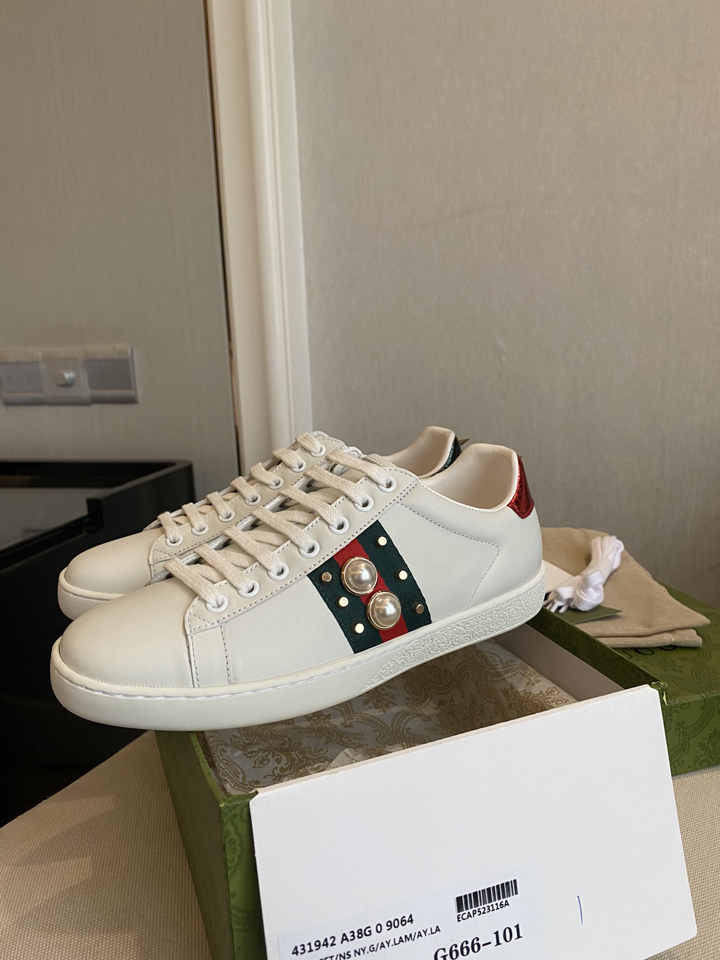 Gucci Women's Ace sneaker with bee sneaker 4 - vstockx
