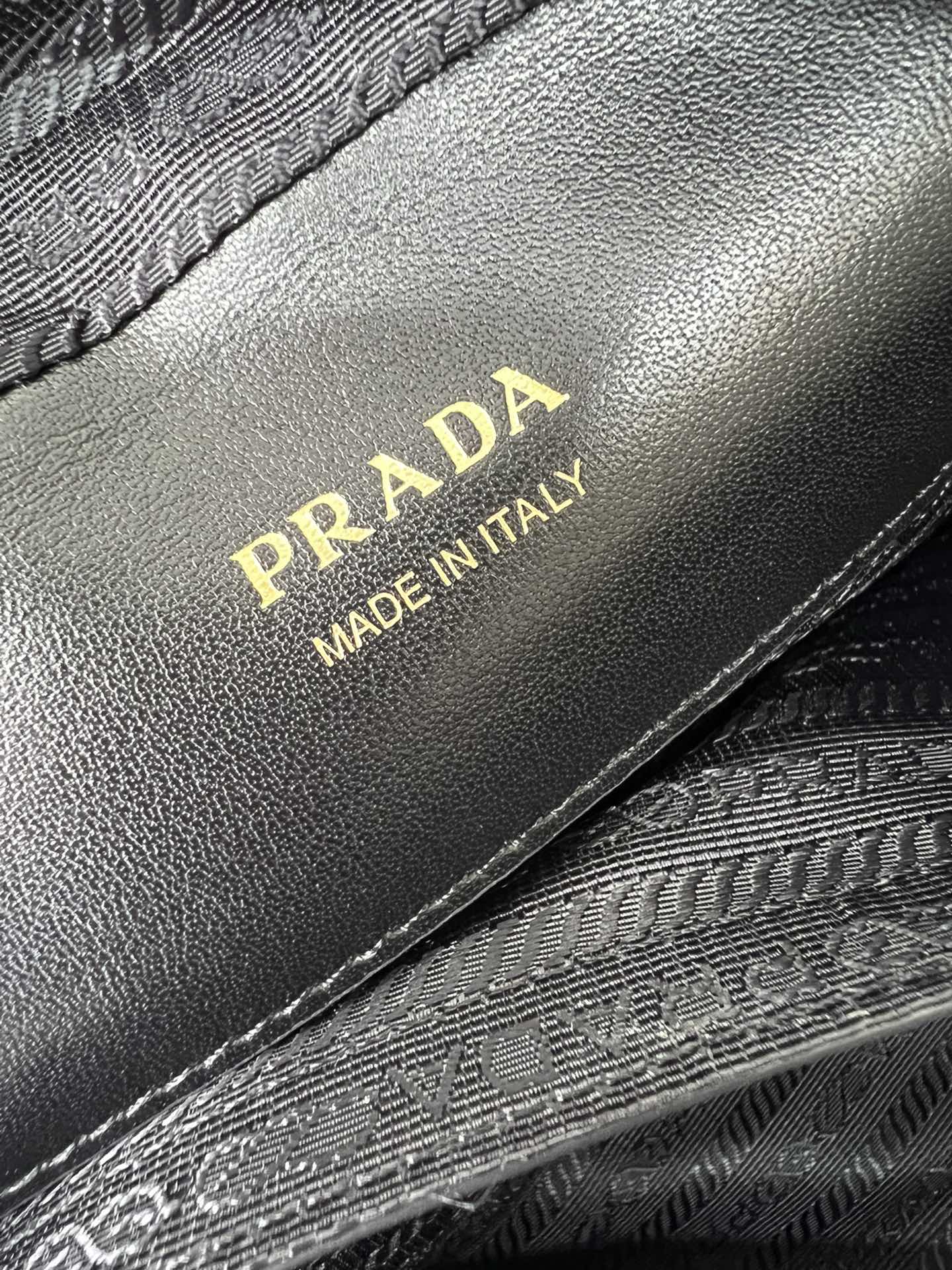 handbags prada 2VH069 22*16*6 - vstockx