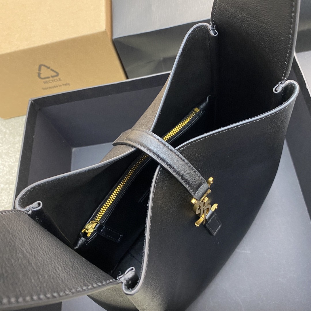 Handbags SAINT LAURENT 713938 size 22x22x10 cm - vstockx