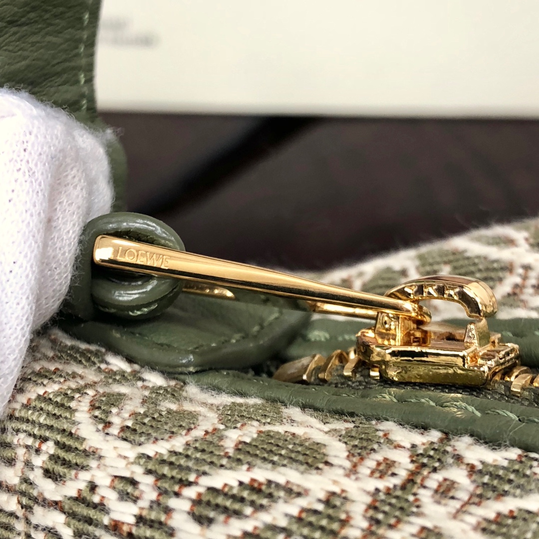 Handbags LOEWE  size:21-12-12.5 cm - vstockx