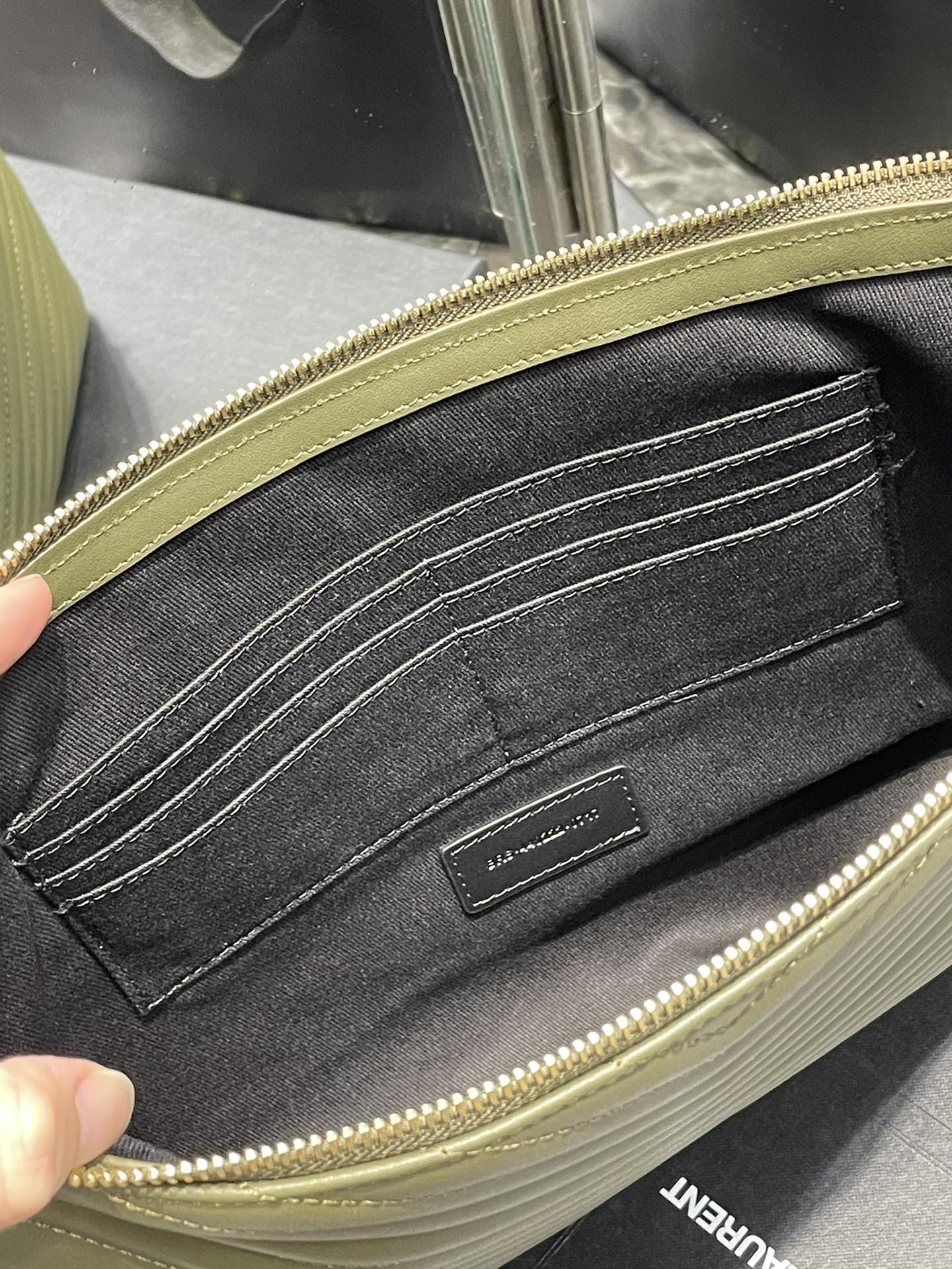 Handbags SAINT LAURENT 440222 size 36x24.5x2.5 cm - vstockx