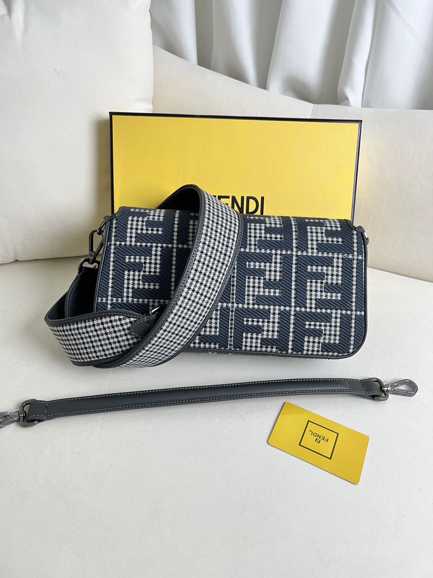 handbags FENDI 0159 size:26*5*15cm - vstockx