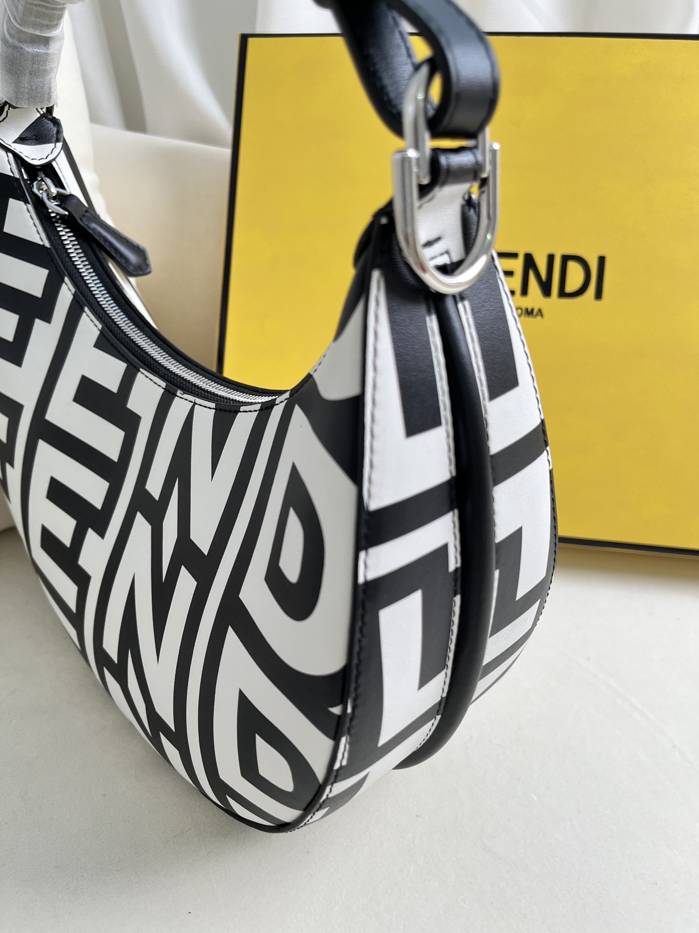 handbags FENDI 205 size:29*24.5*10cm - vstockx
