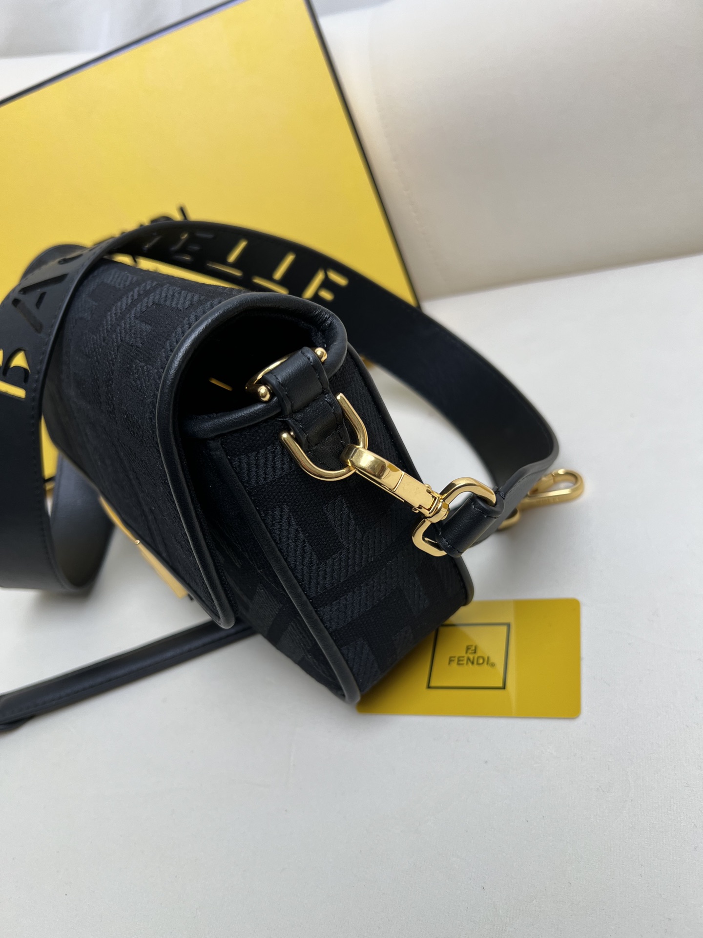 handbags FENDI Baguette size:26*6.5*13.5cm - vstockx