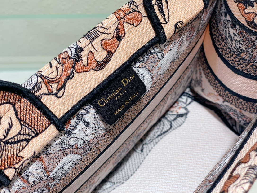 Handbag Dior 8002 size 26.5x 21x 14 cm - vstockx