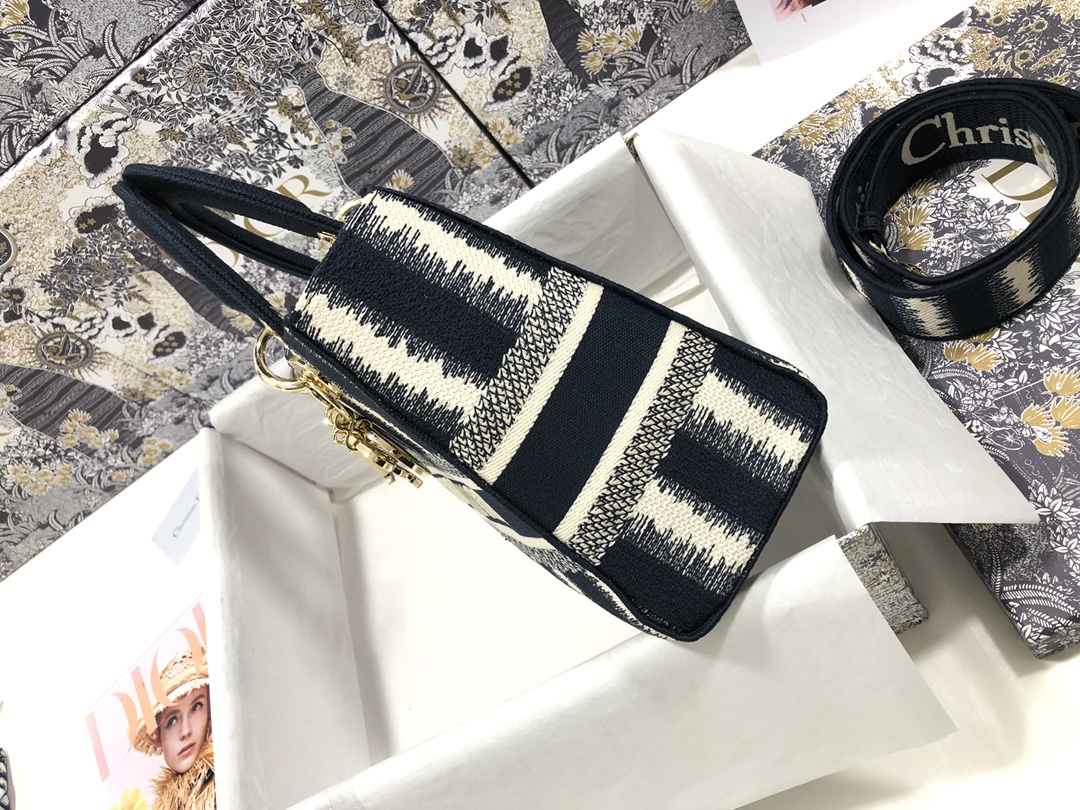 Handbag Dior M0565 size 24 x 20 x 11 cm - vstockx