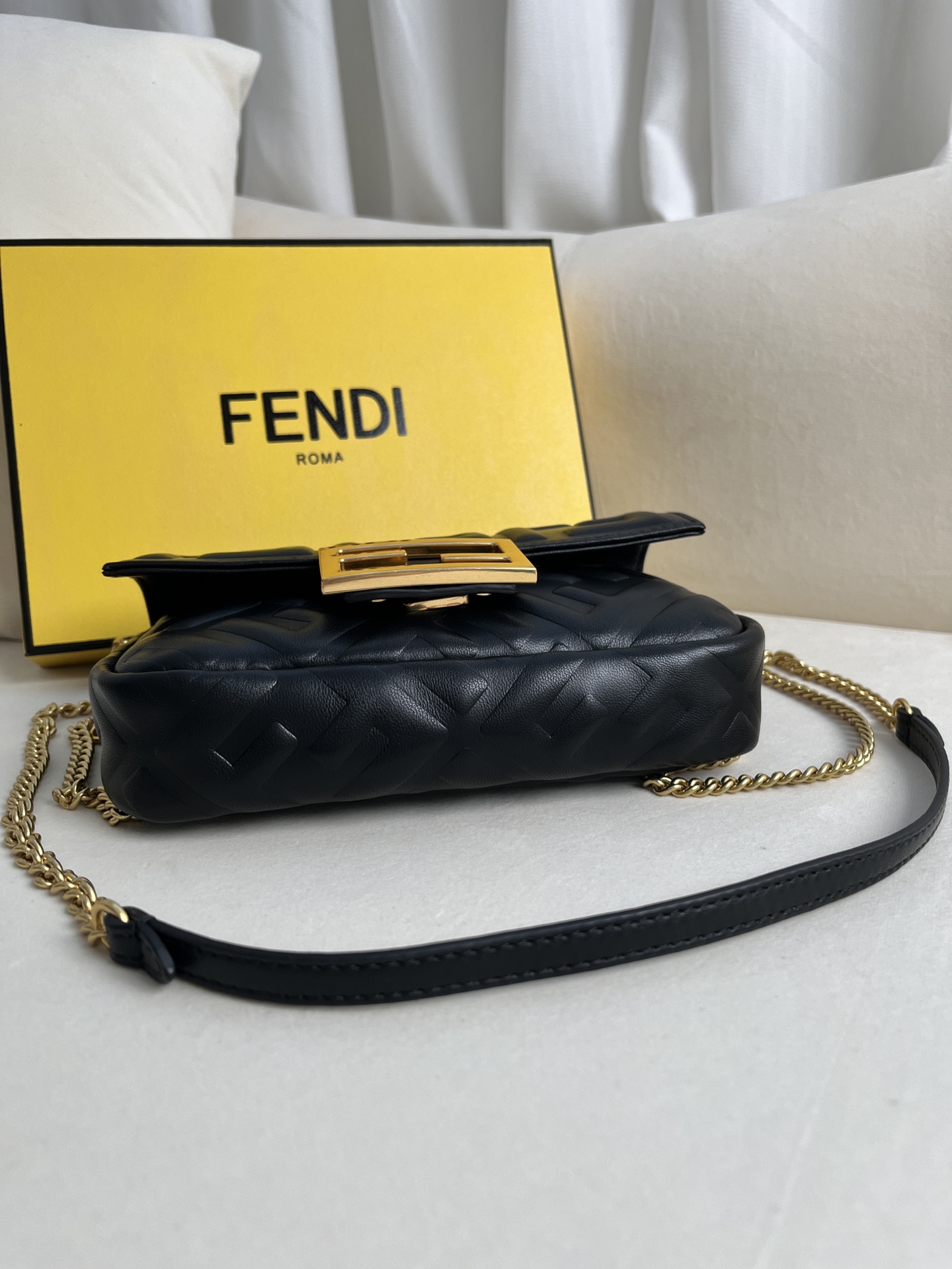 handbags FENDI 212 size:19*11.5*4cm - vstockx