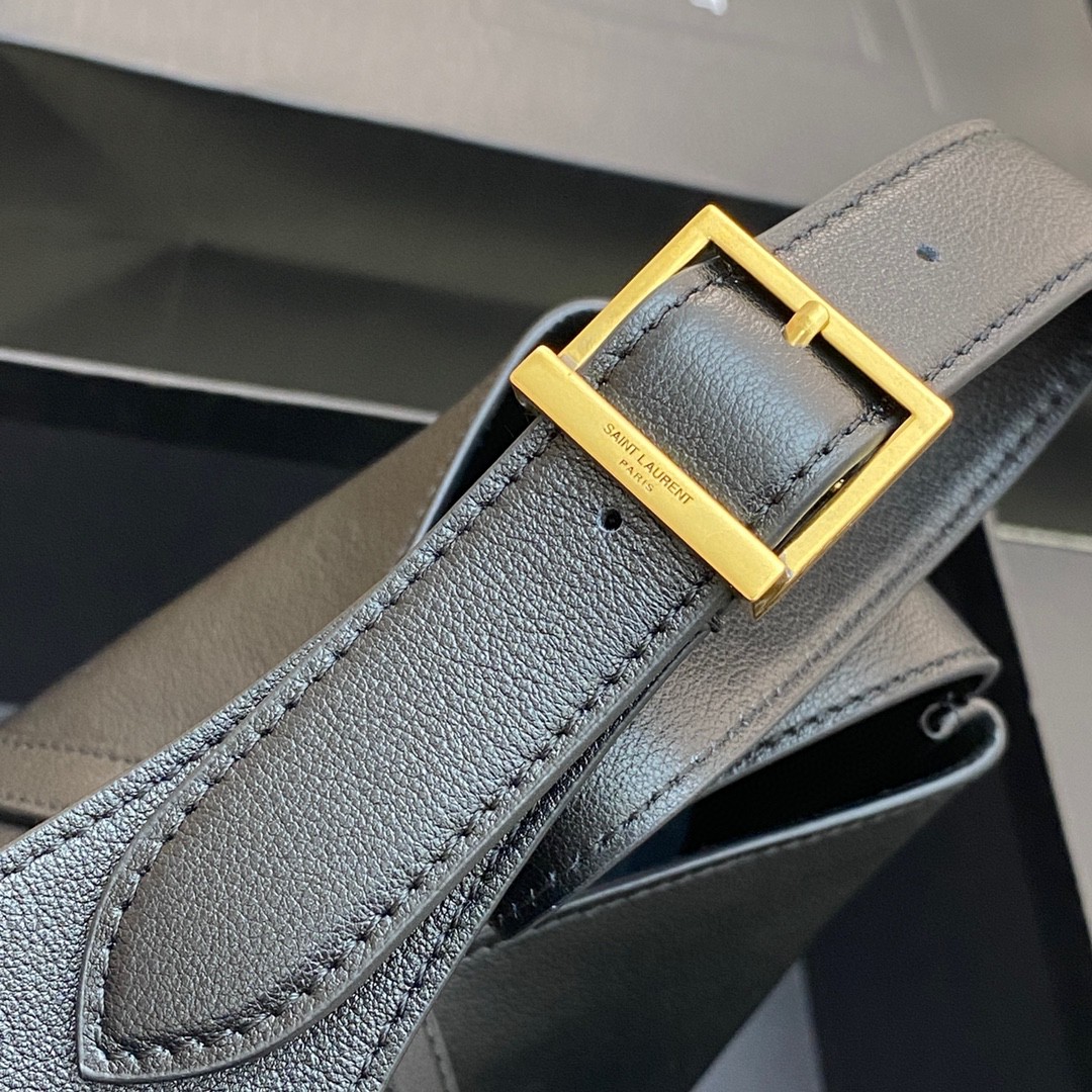 Handbags SAINT LAURENT 713938 size 22x22x10 cm - vstockx