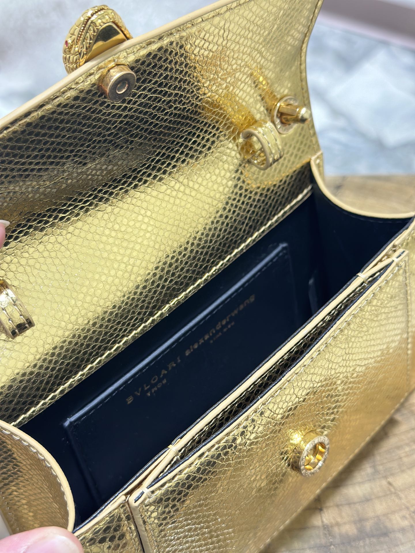 Handbags Bvlgari 288739 size:18.5*13*6.5 cm - vstockx