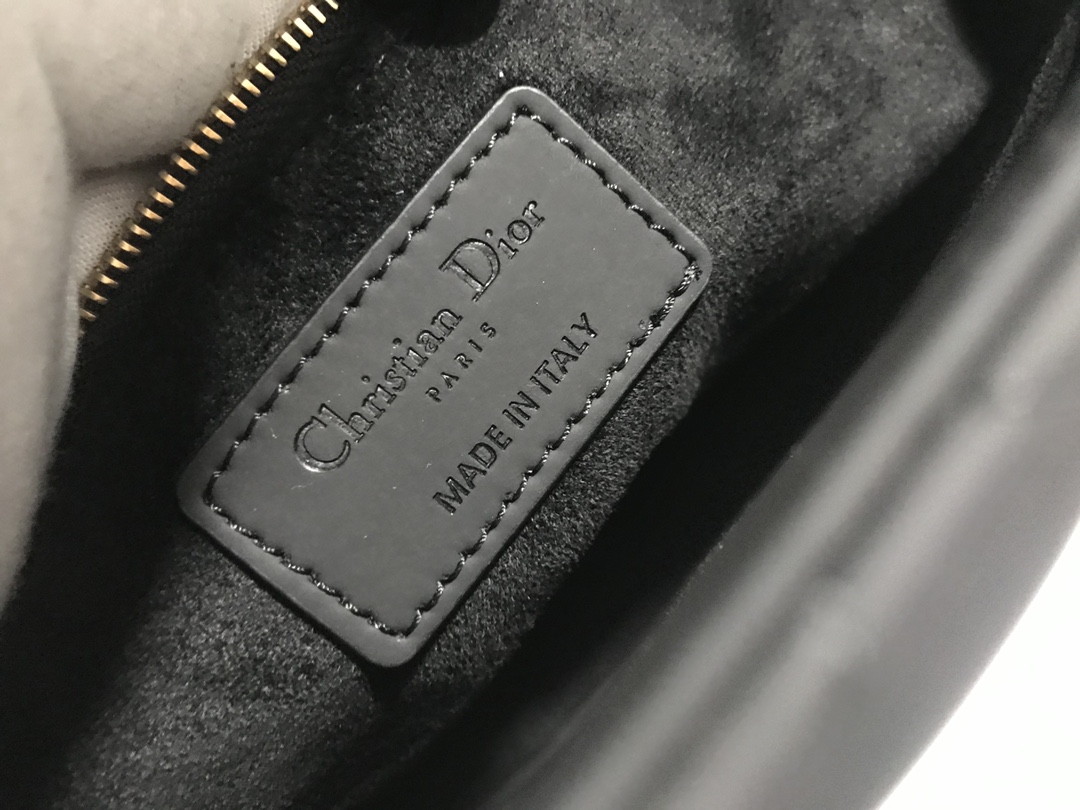 Handbag Dior M0565 size 24 x 20 x 11 cm - vstockx