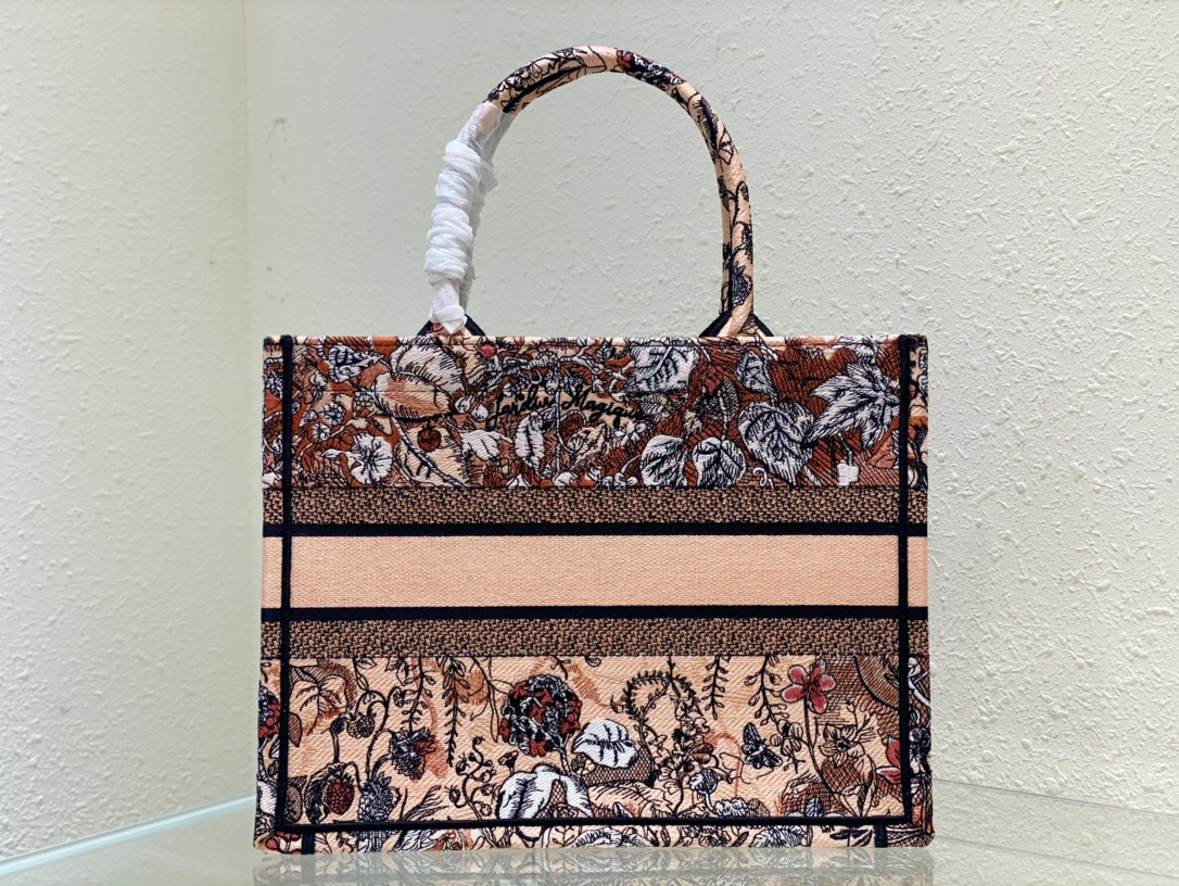 Handbag Dior 8001 size 36 x 27.5 x 16.5 cm - vstockx