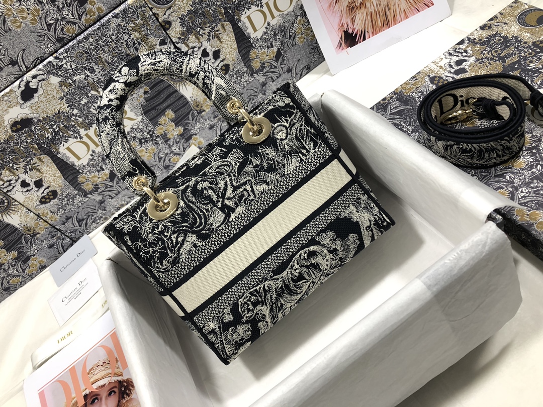 Handbag Dior M0565 size 24 x 20 x 11 cm - vstockx
