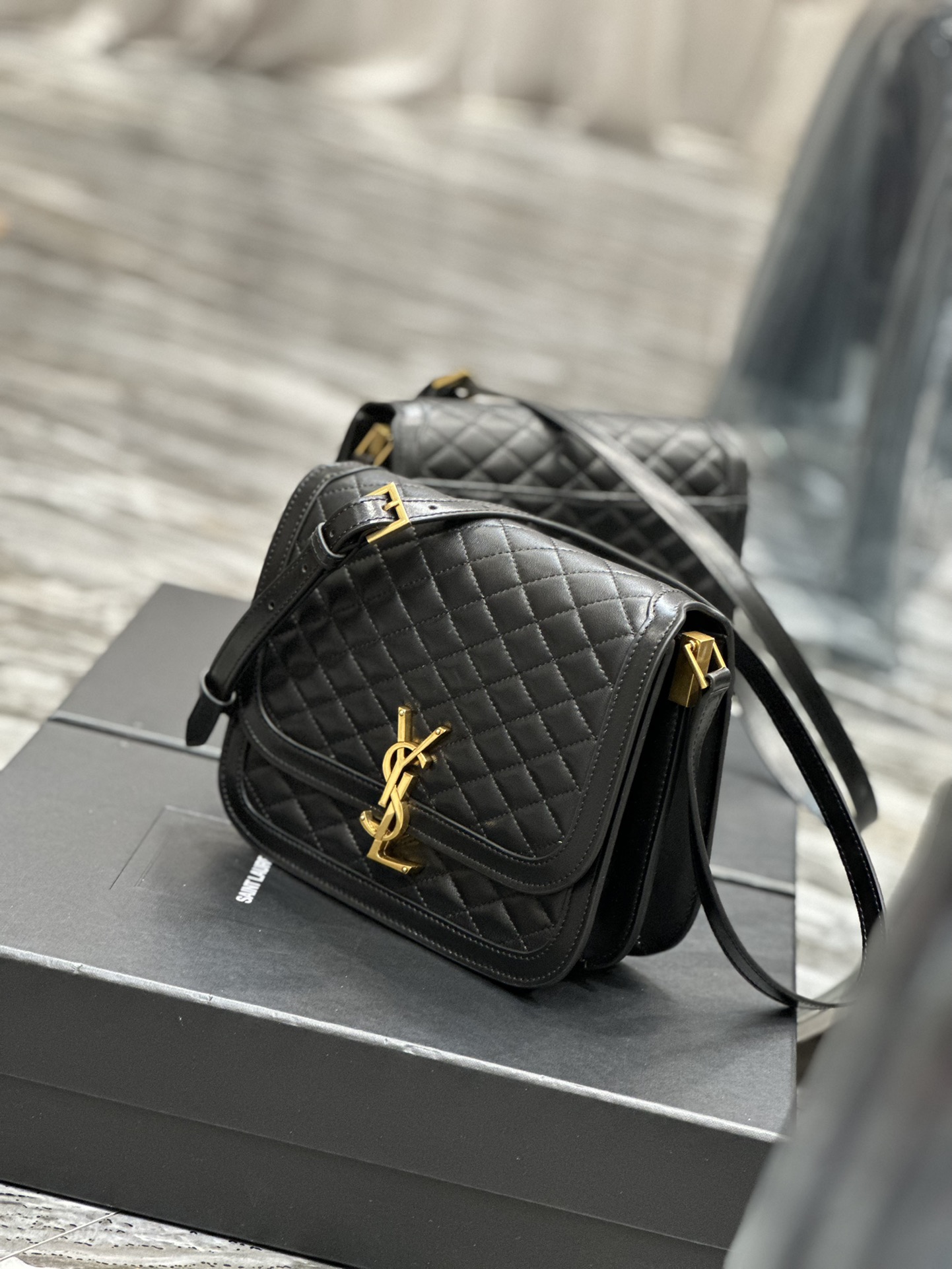 Handbags SAINT LAURENT 635025 size 22x18x5 cm - vstockx