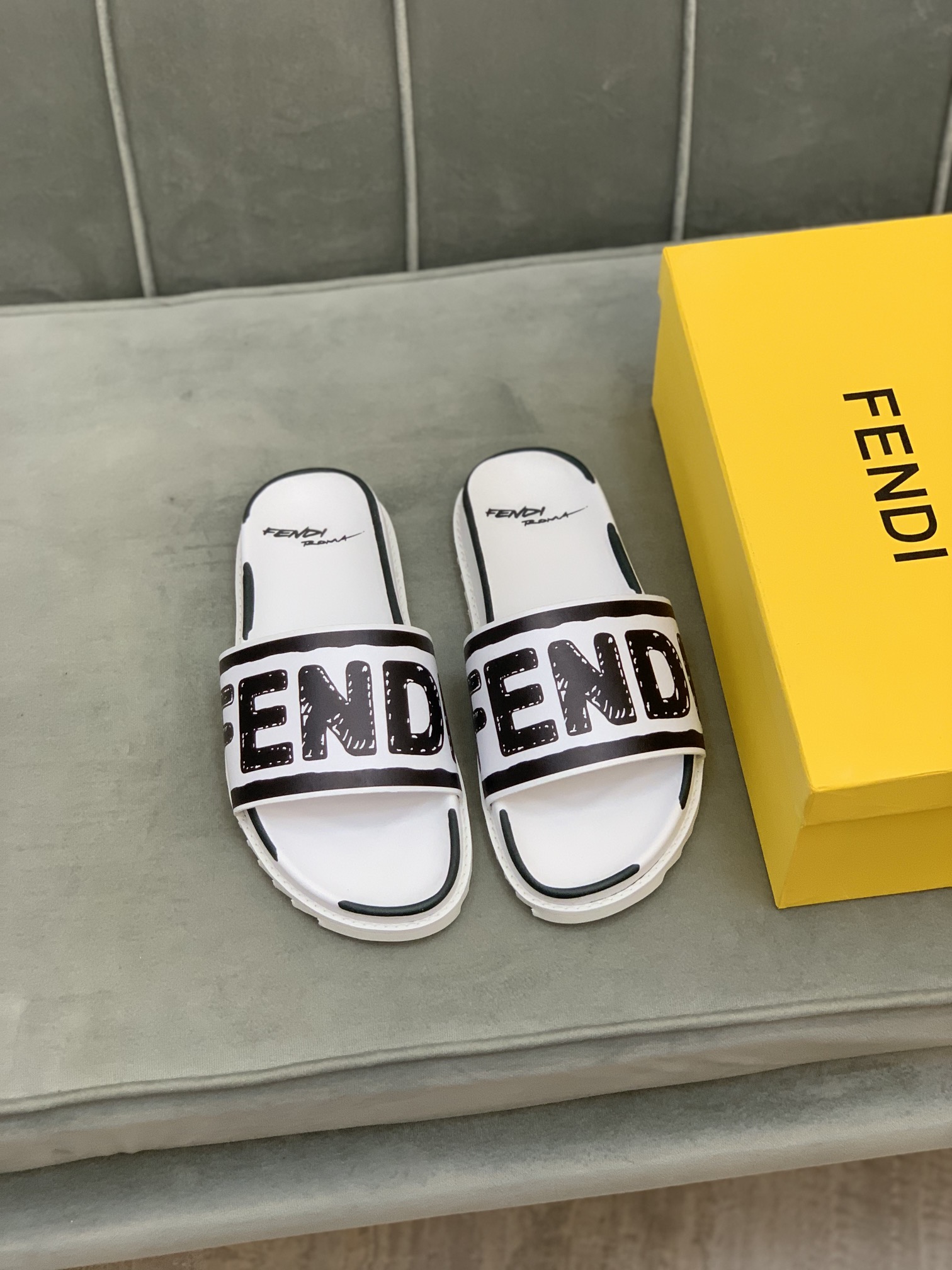 Fendi Slides 9 - vstockx