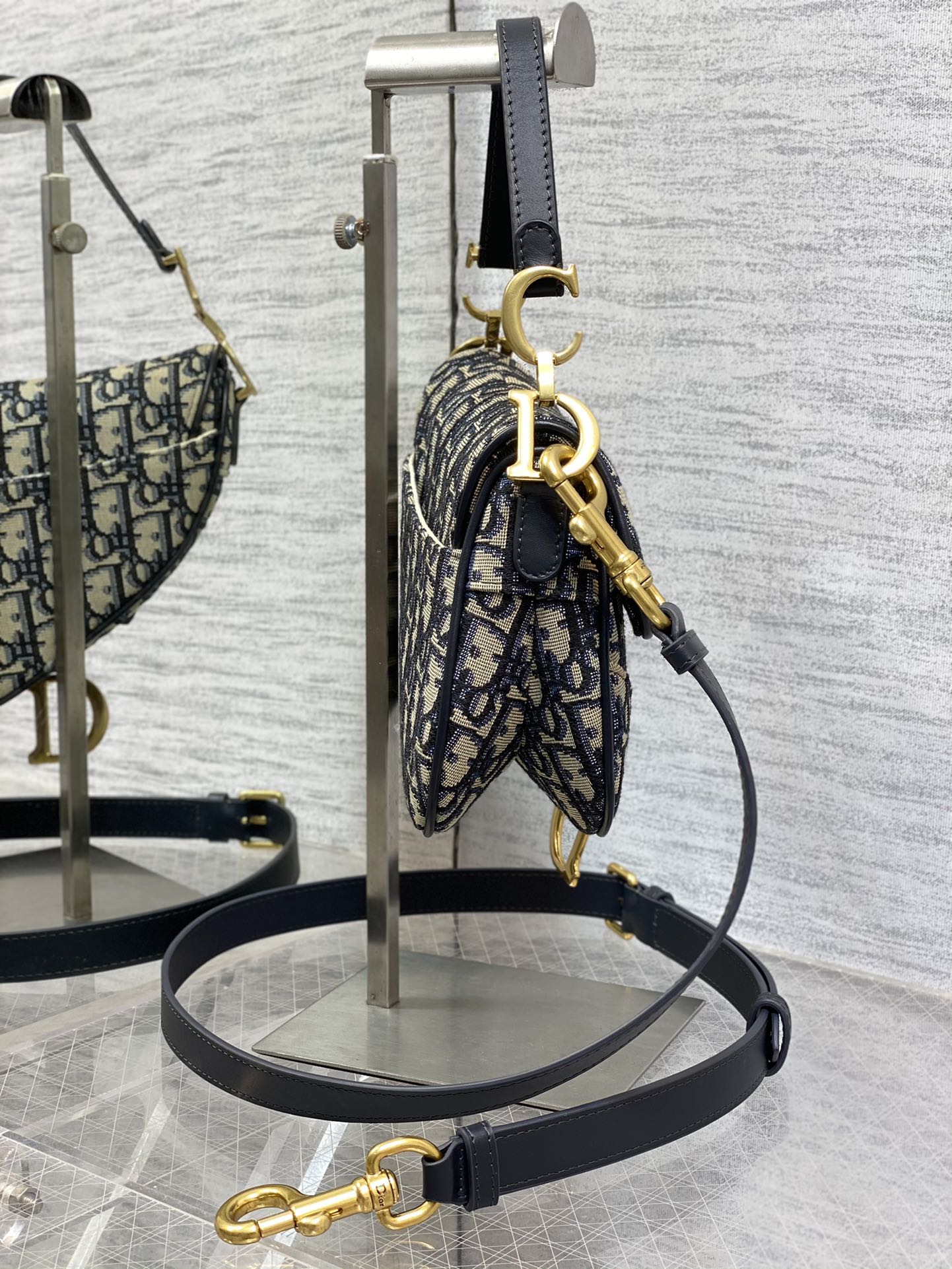 Handbag Dior 3397 size 17  5  15 cm - vstockx