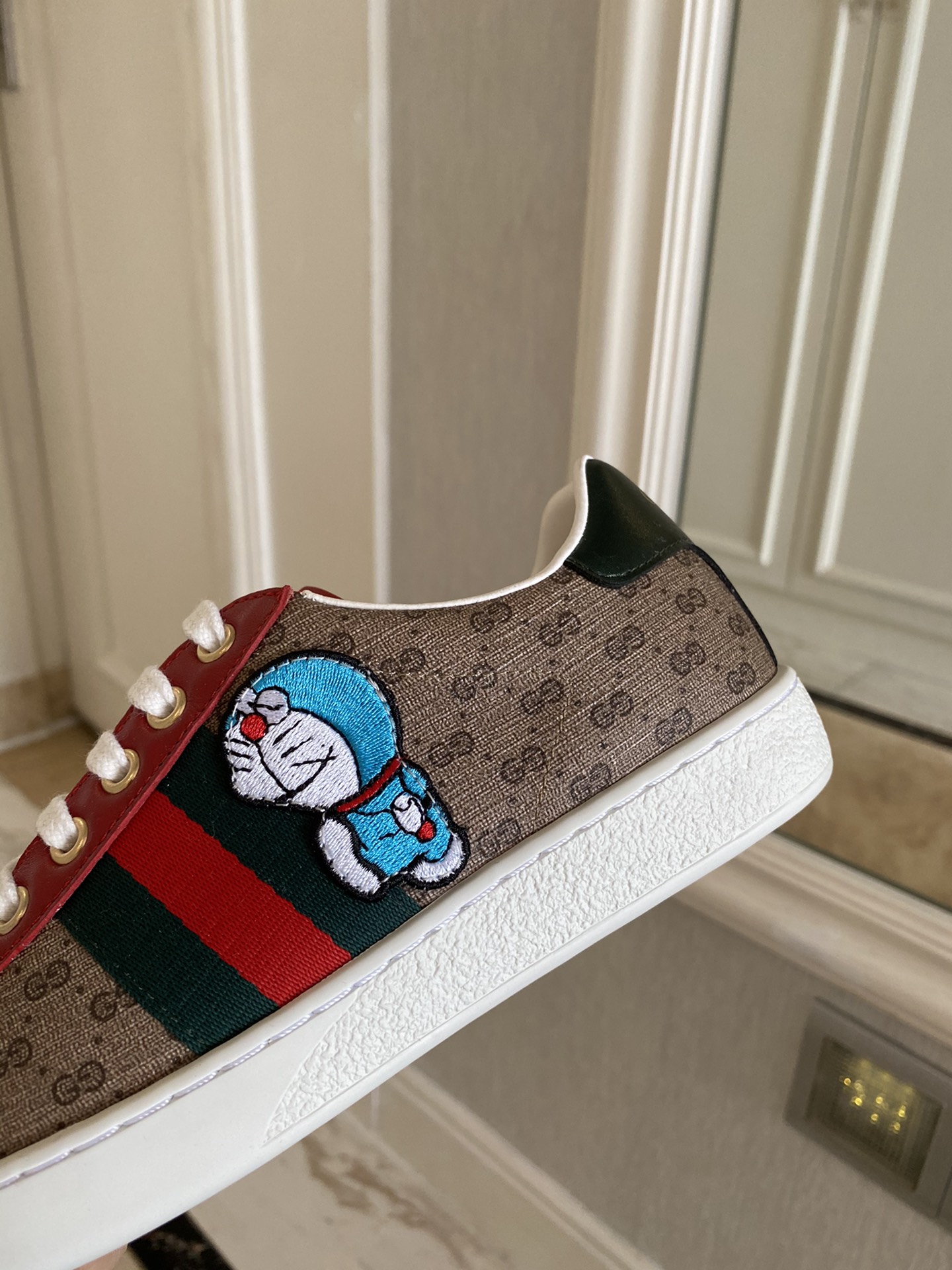 Gucci Women's Ace sneaker with bee sneaker 4 - vstockx