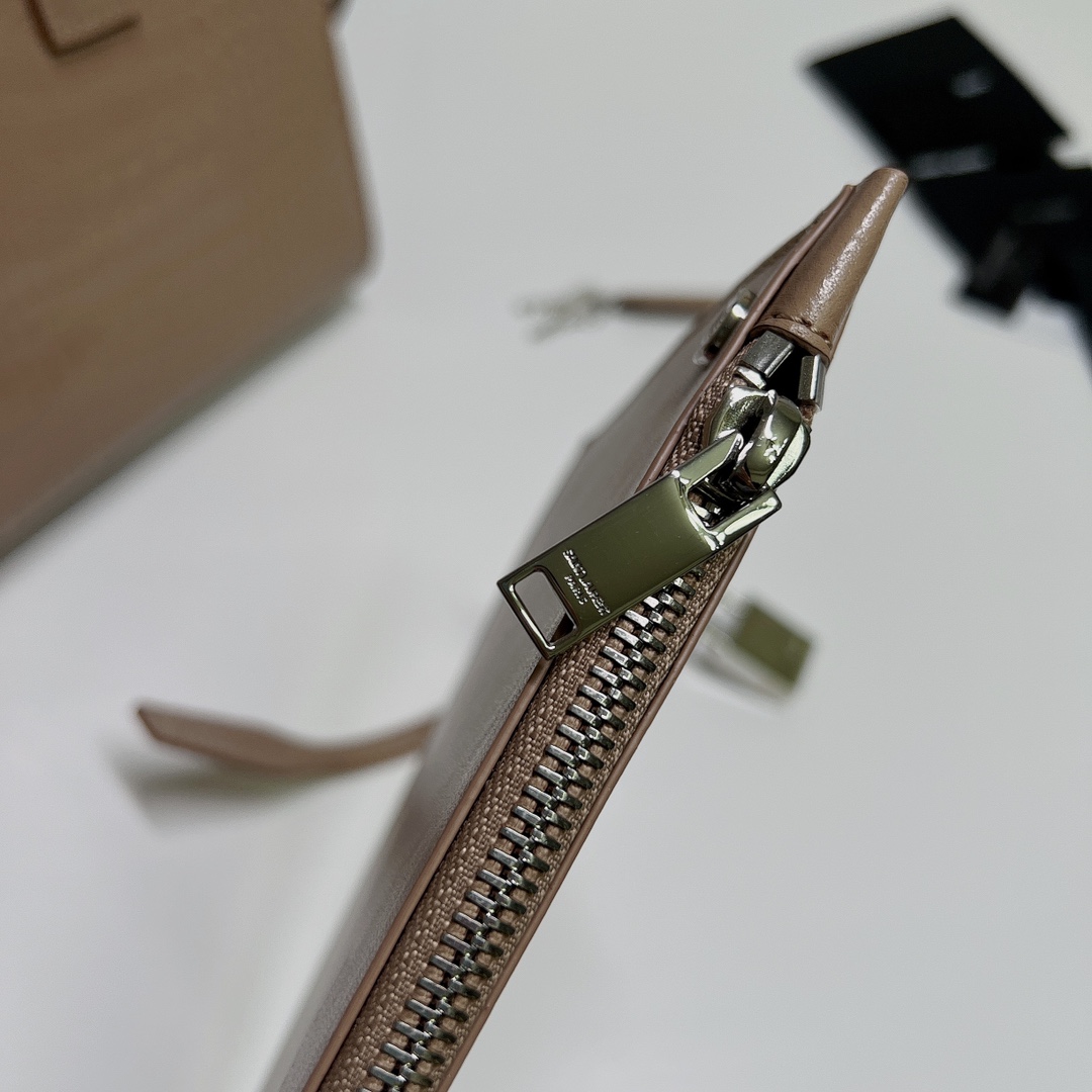 Handbags SAINT LAURENT 421863 size 26*20.5*12.5 cm - vstockx