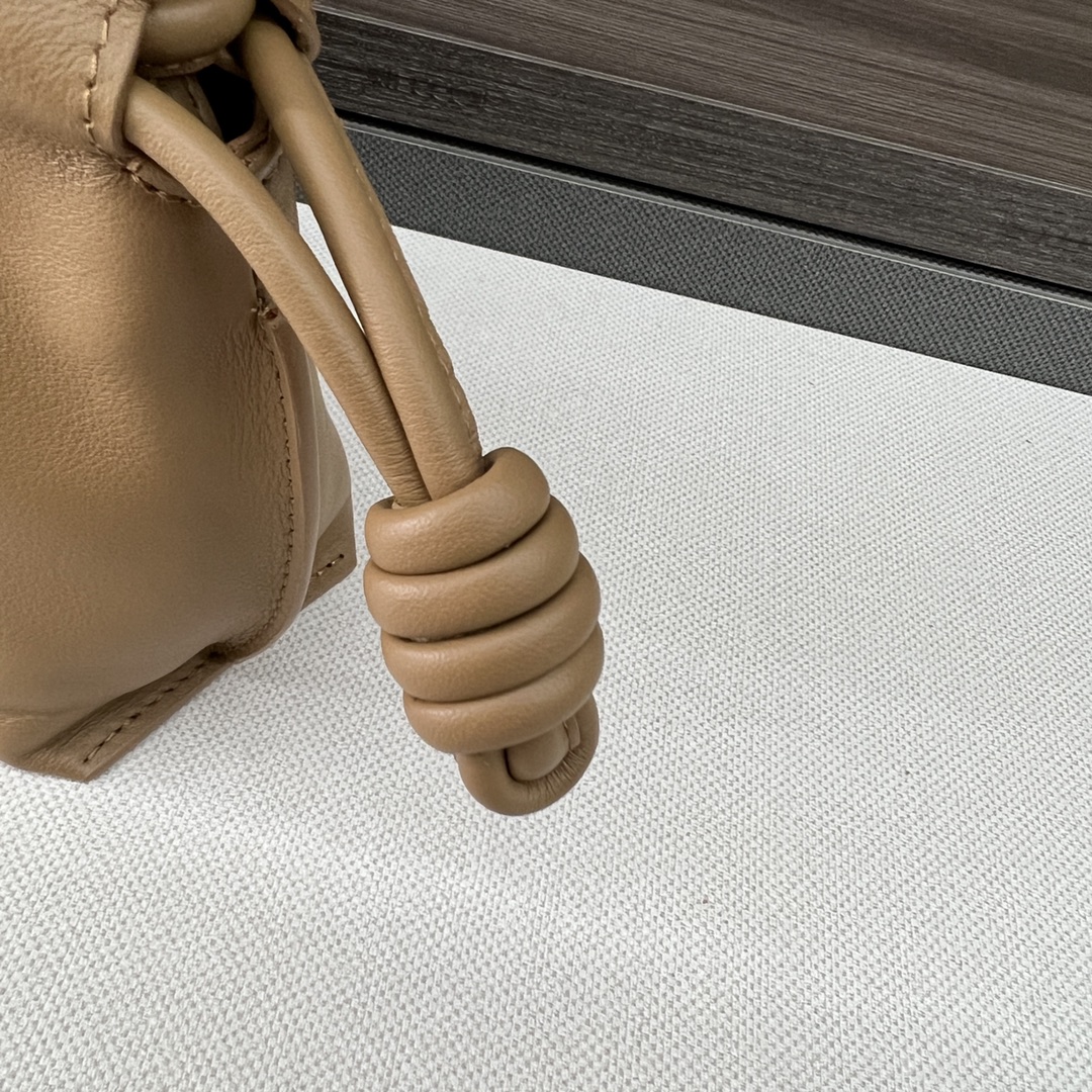 Handbags LOEWE 10855 size:25 cm - vstockx