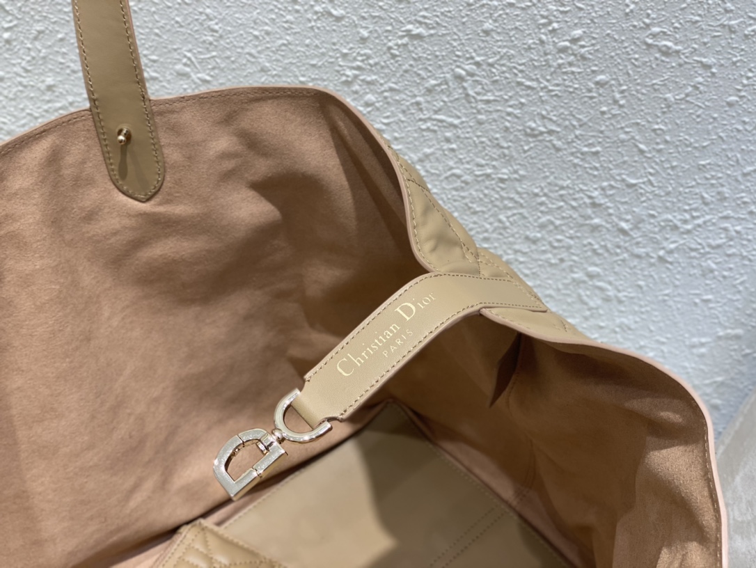 Handbags Dior 6233 size  37 cm - vstockx