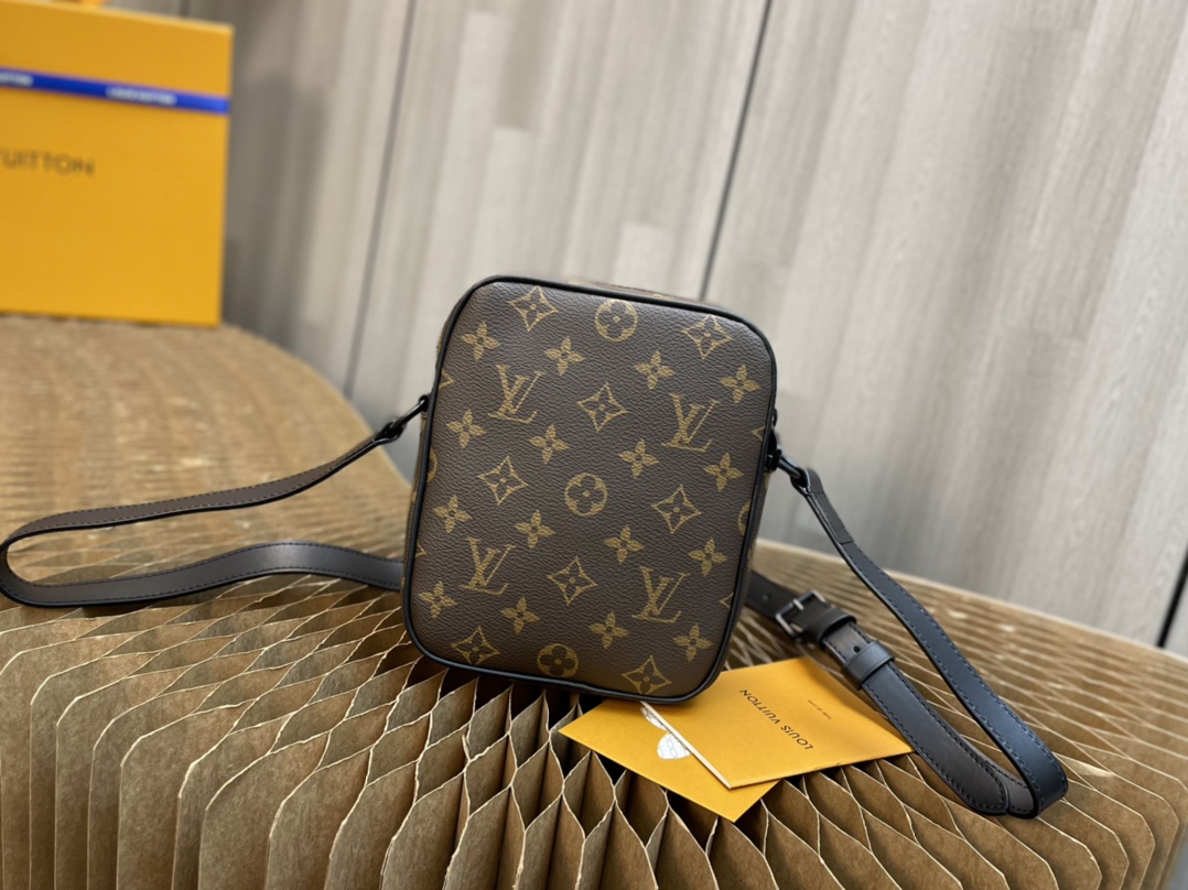 Handbag Louis Vuitton M69405 size 15x17x8 CM - vstockx