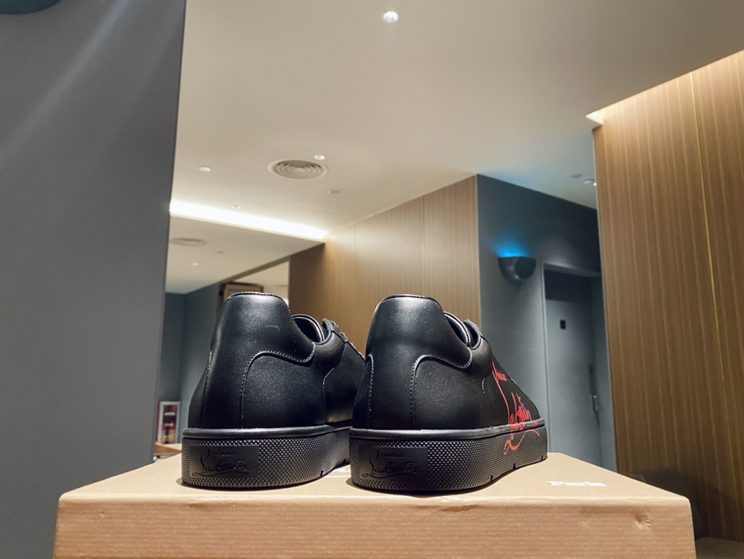 Christian Louboutin Low Top Sneakers 4 - vstockx