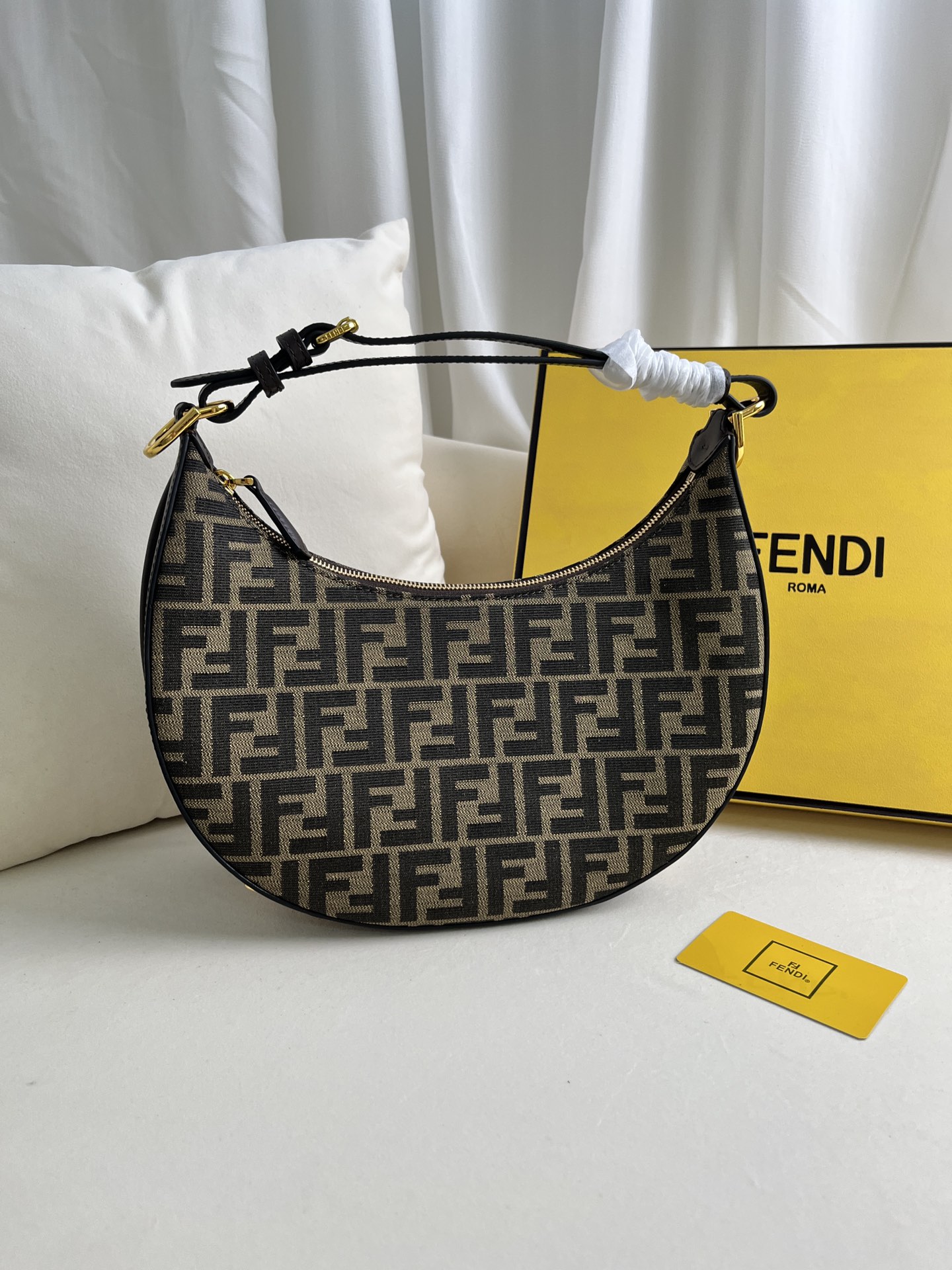 handbags FENDI 205 size:29*24.5*10cm - vstockx