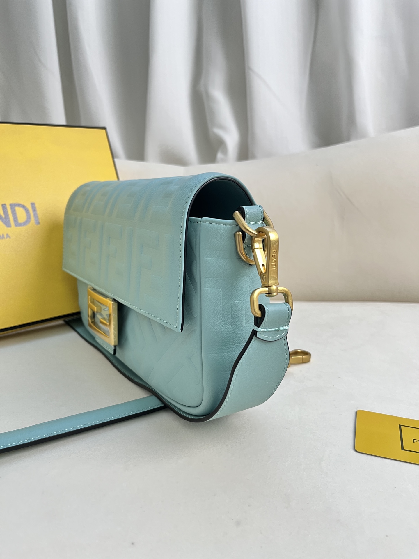 handbags FENDI 211 size:27*15*6cm - vstockx