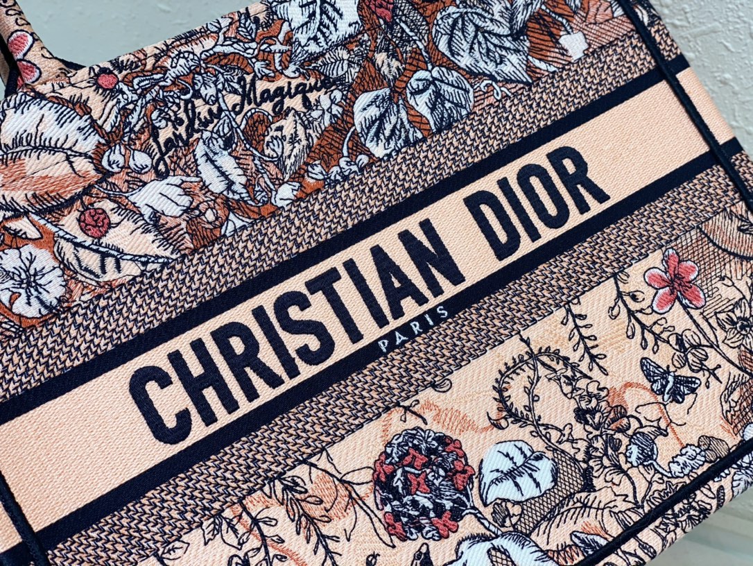 Handbag Dior 8001 size 36 x 27.5 x 16.5 cm - vstockx