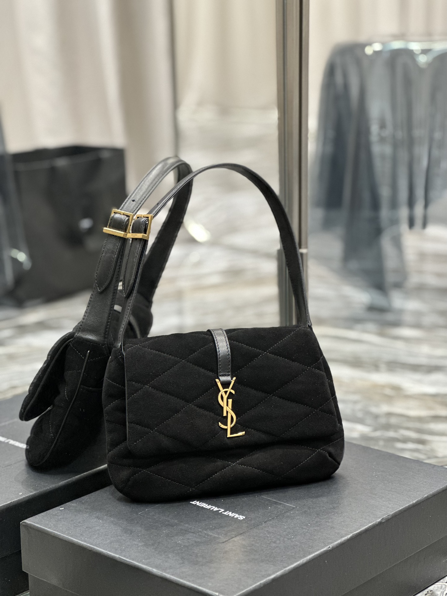 Handbags SAINT LAURENT 698567 size 24  18  5.5 cm - vstockx