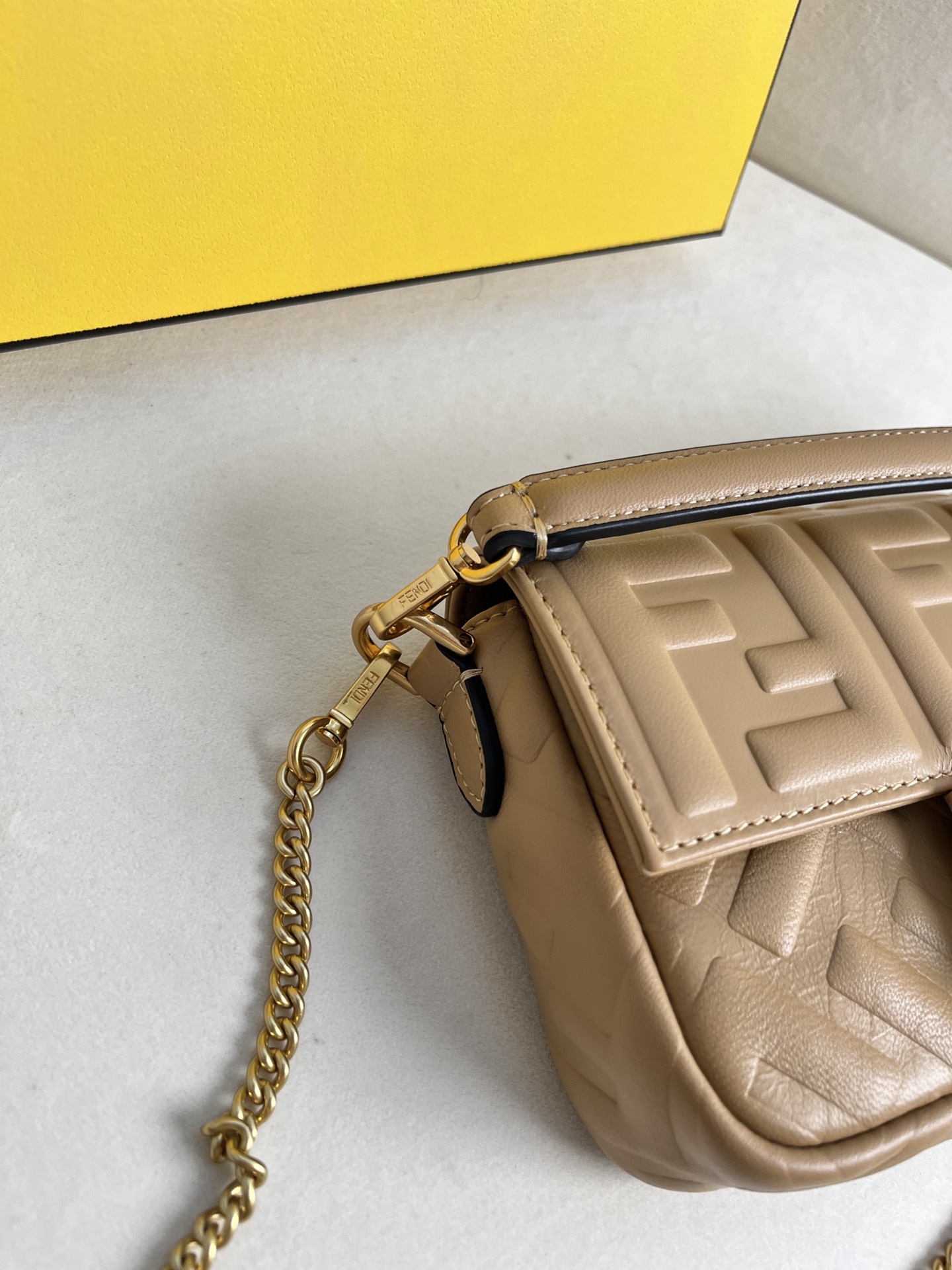 handbags FENDI 212 size:19*11.5*4cm - vstockx