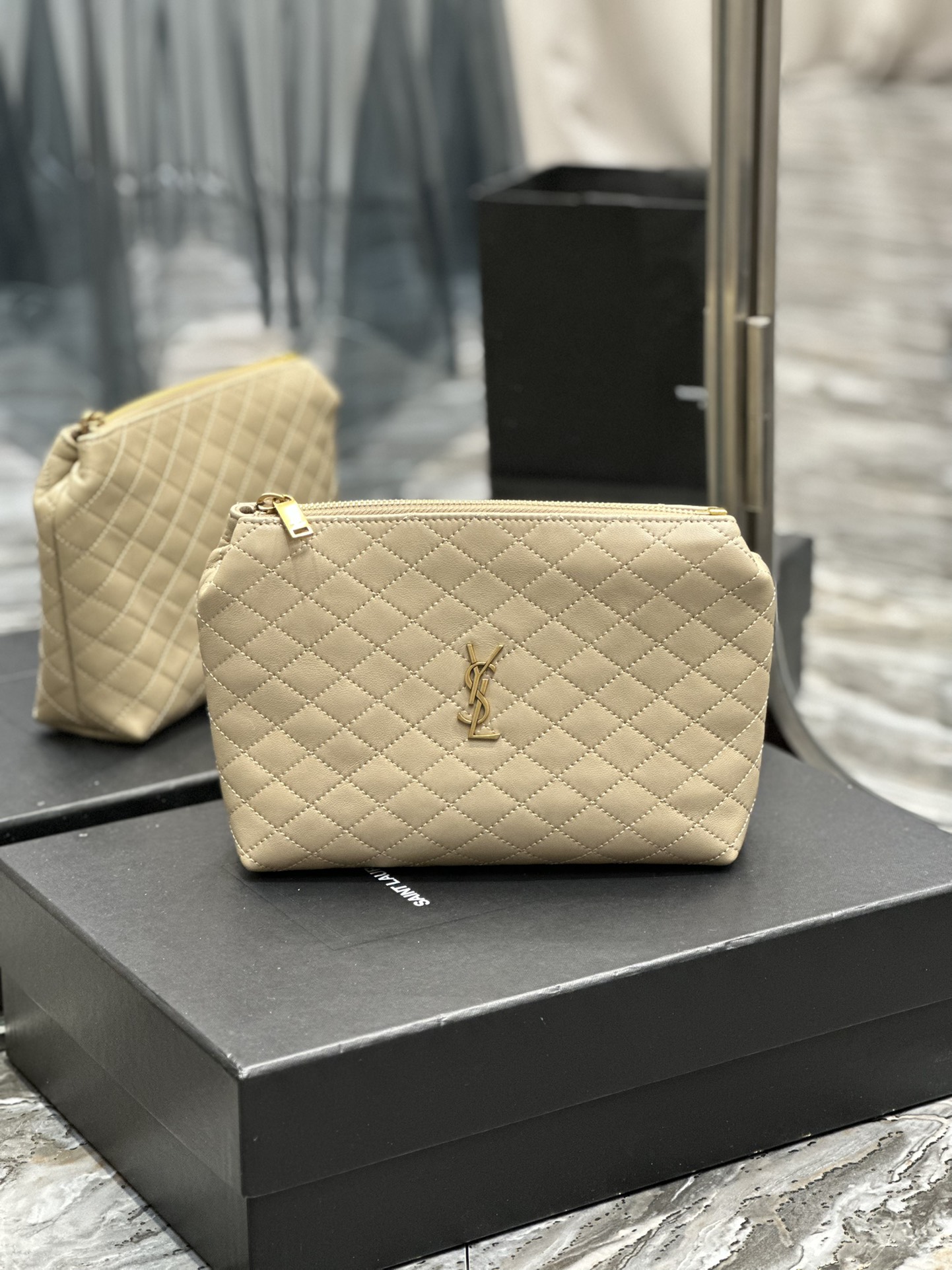 Handbags SAINT LAURENT 733955 size 23  17  5 cm - vstockx