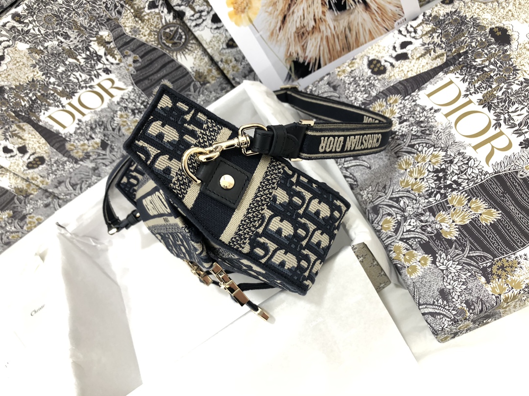 Handbag Dior M1241 size 23 x 15 x 8 cm - vstockx